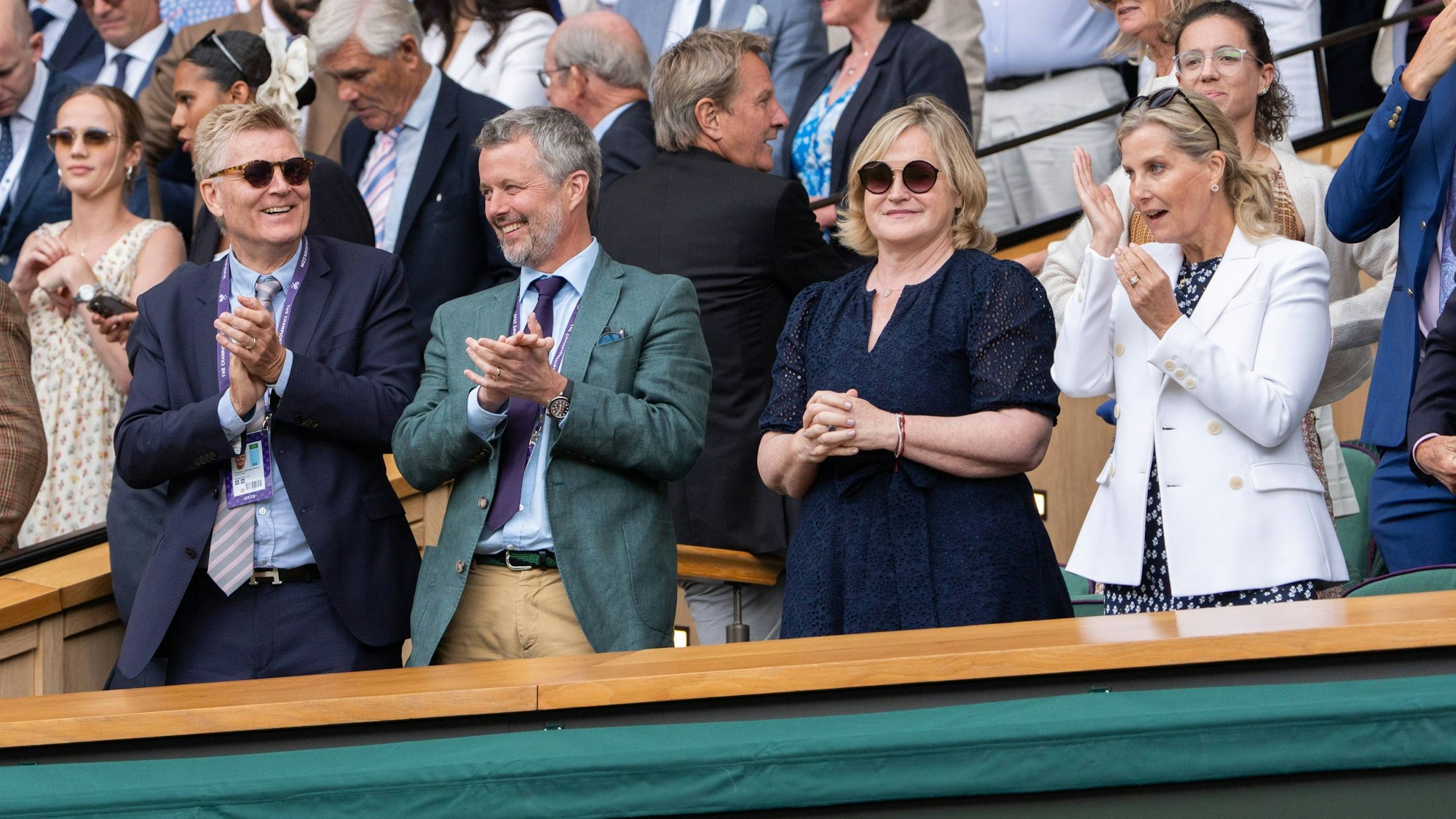 König Frederik X. von Dänemark (m) am 8. Turniertag in der Royal Box von Wimbledon, 7. Juli 2025.