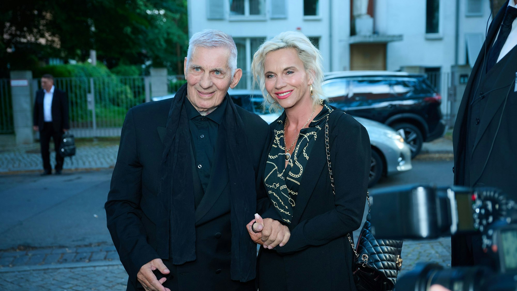 Heinz Hoenig zeigte sich mit seiner Frau Annika nach seinem Seuchenjahr wieder in der Öffentlichkeit.