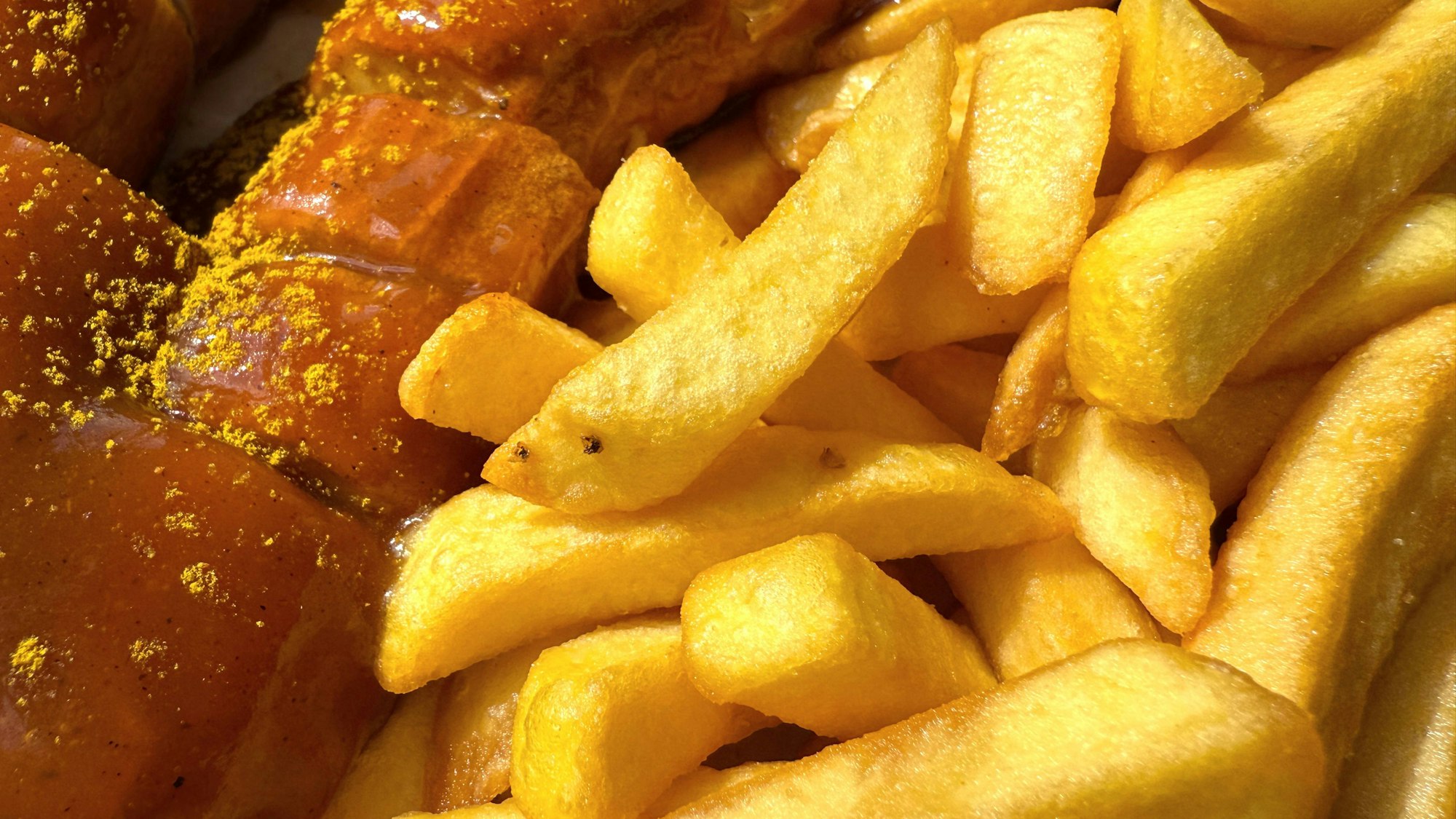 Currywurst und Pommes Nahaufnahme