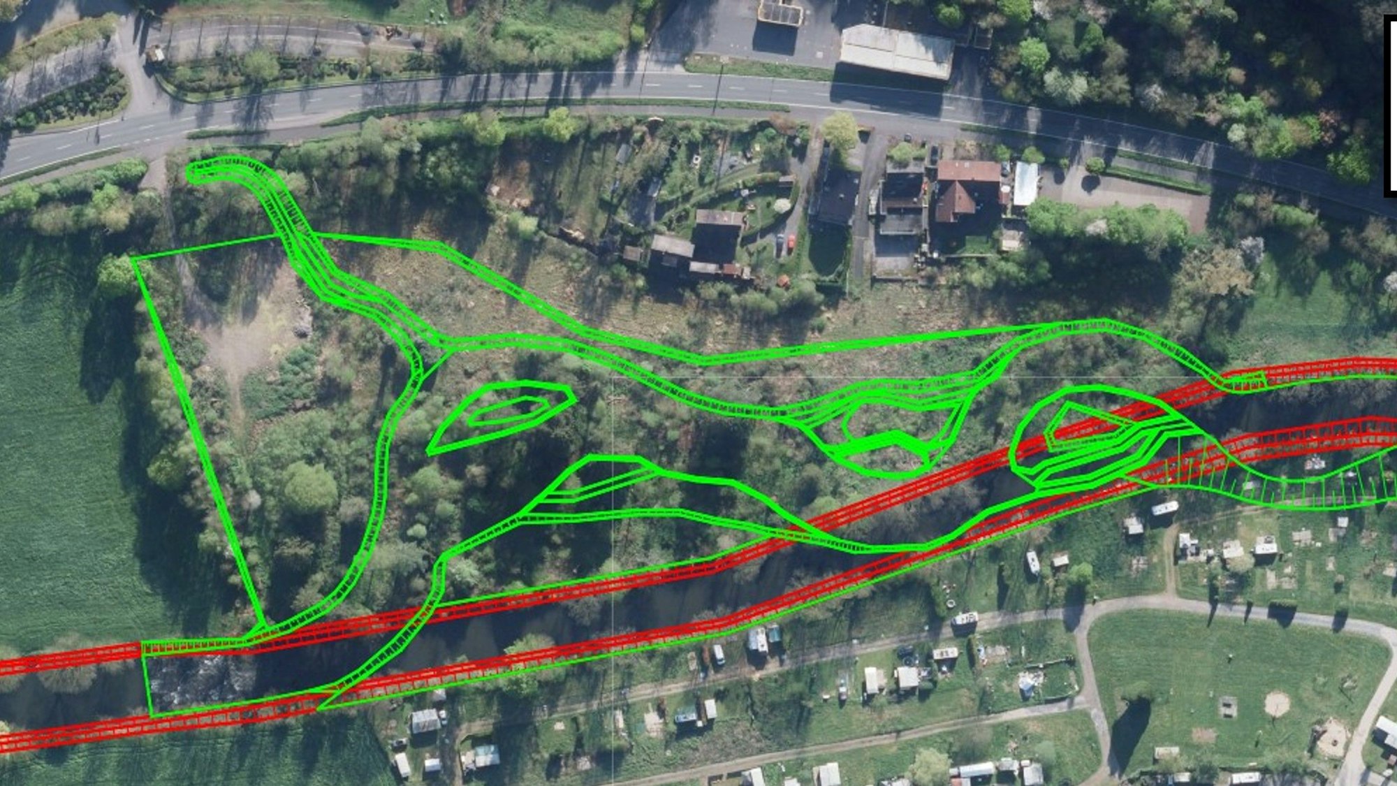 Rot ist der derzeitige Uferverlauf der Agger zwischen dem früheren und dem weiter bestehenden Campingplatz markiert, grün das künftige Flussbett.
