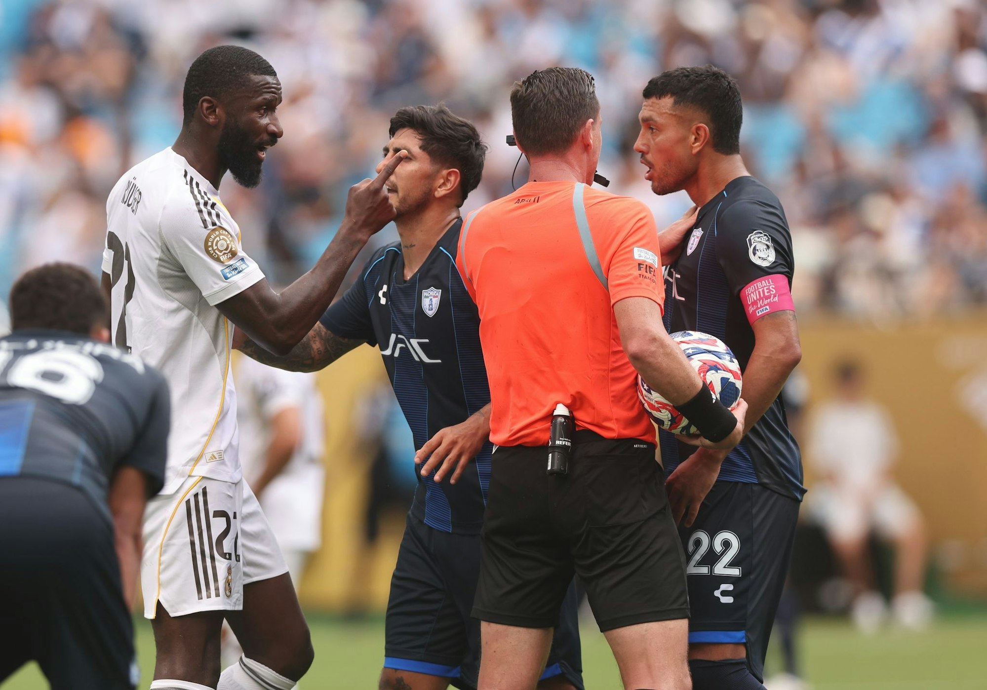 Antonio Rüdiger (l) streitet mit Gustavo Cabral von CF Pachuca (r), dem er eine rassistische Beleidigung vorwarf.