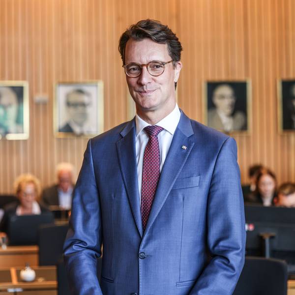 Hendrik Wüst (CDU), Ministerpräsident von Nordrhein-Westfalen, steht vor dem Untersuchungsausschuss im Landtag.