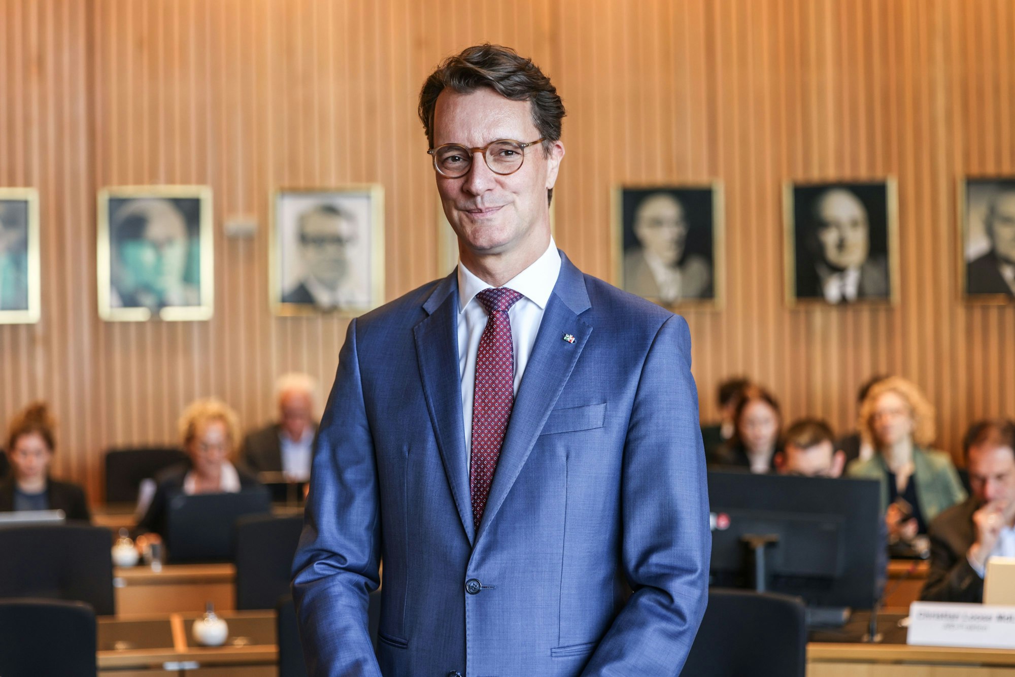 Hendrik Wüst (CDU), Ministerpräsident von Nordrhein-Westfalen, steht vor dem Untersuchungsausschuss im Landtag.