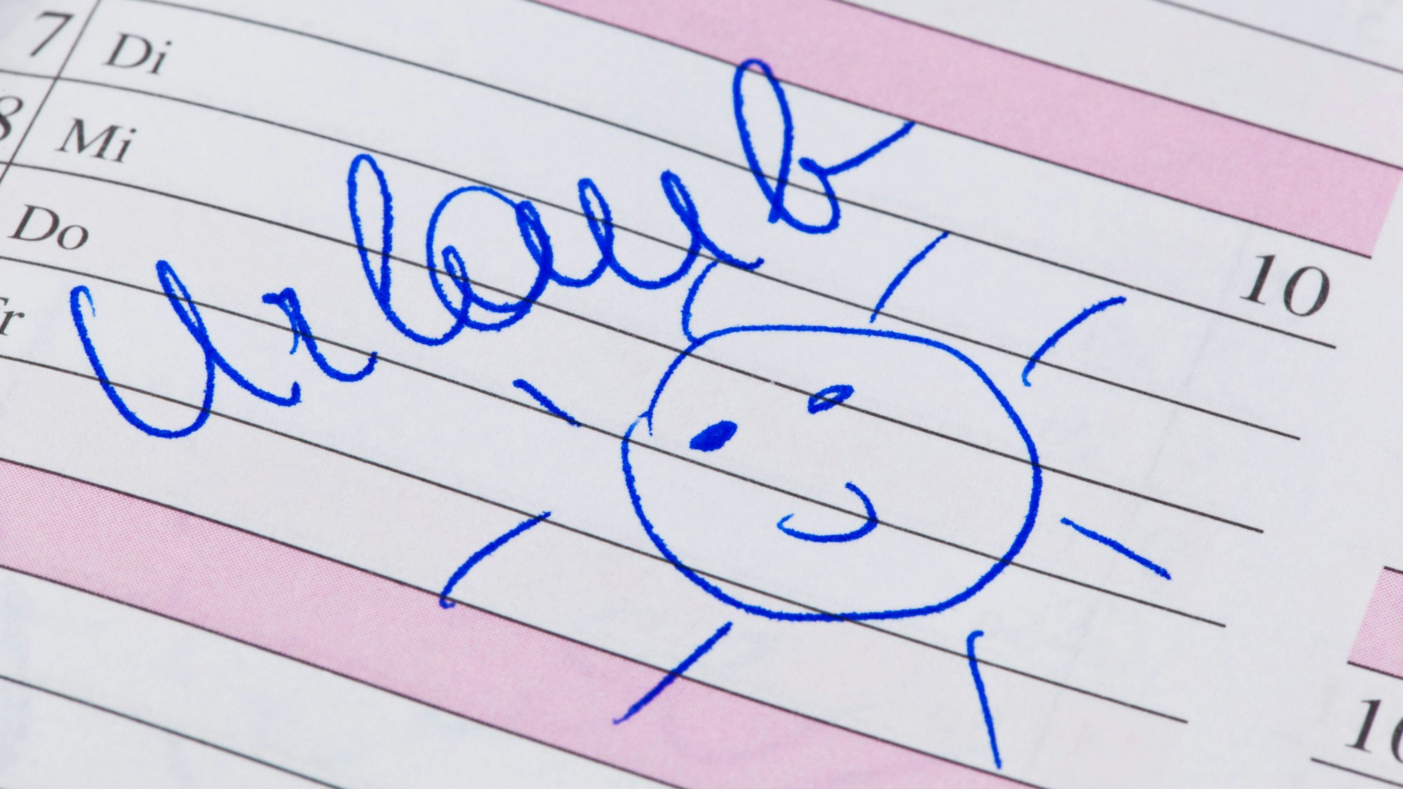 Viele Angestellte erhalten freiwilliges Urlaubsgeld vom Arbeitgeber. Unterm Strich bleibt jedoch durch Steuern und Abgaben weniger übrig.