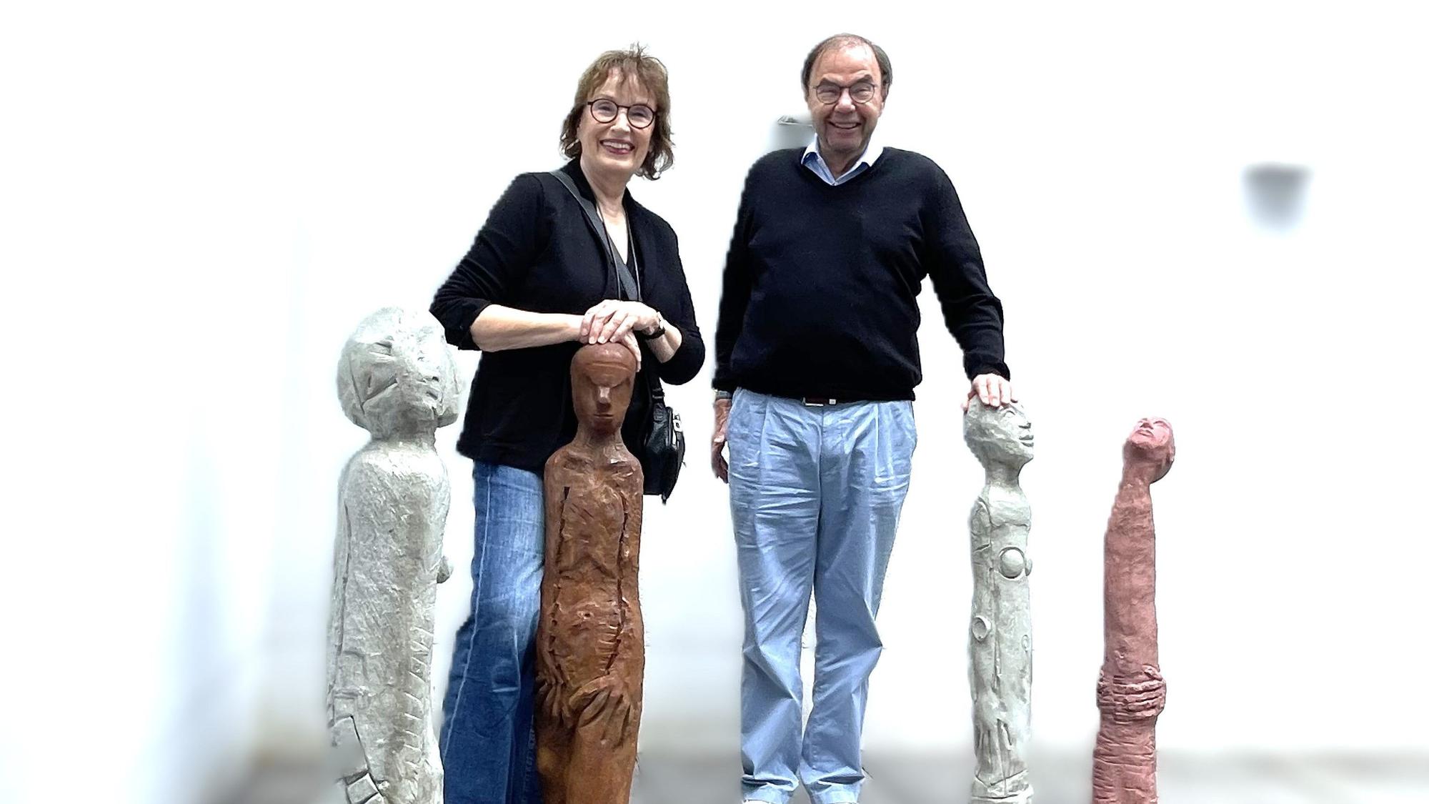 Ex Galeristin Linde Trottenberg berät den Unternehmer bei der Auswahl der Künstler. Die Skulpturen sind von der Bidhauerin Marlies Stock.
