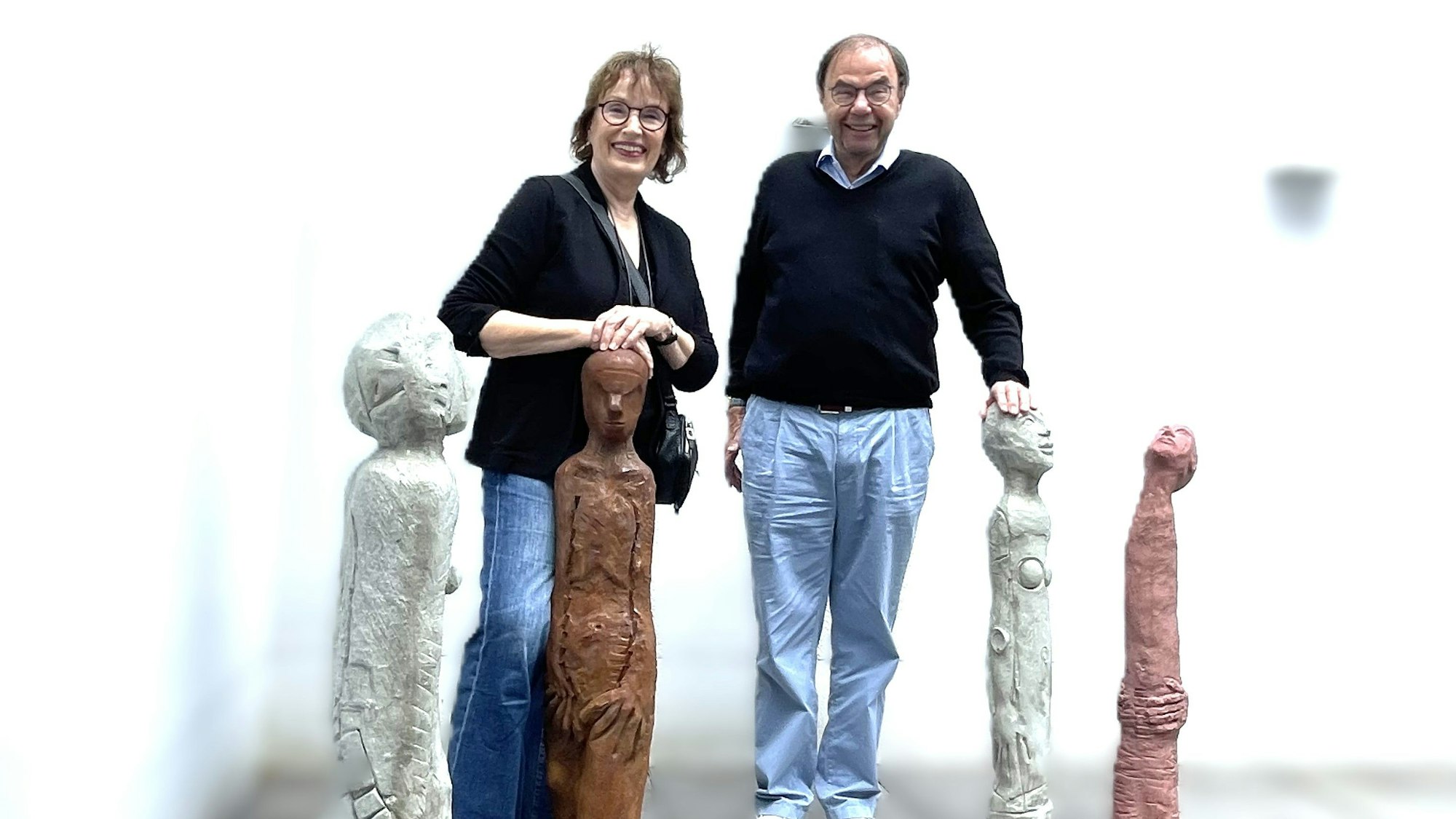 Ex Galeristin Linde Trottenberg berät den Unternehmer bei der Auswahl der Künstler. Die Skulpturen sind von der Bidhauerin Marlies Stock.