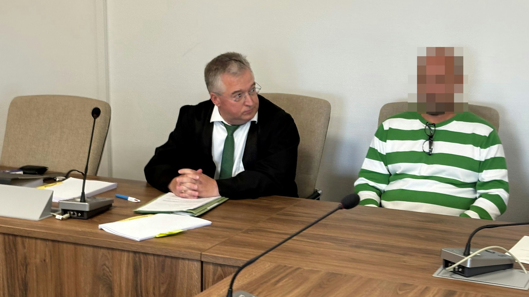 Der Angeklagte mit seinem Verteidiger Lars Leininger beim Prozessauftakt im Landgericht Köln