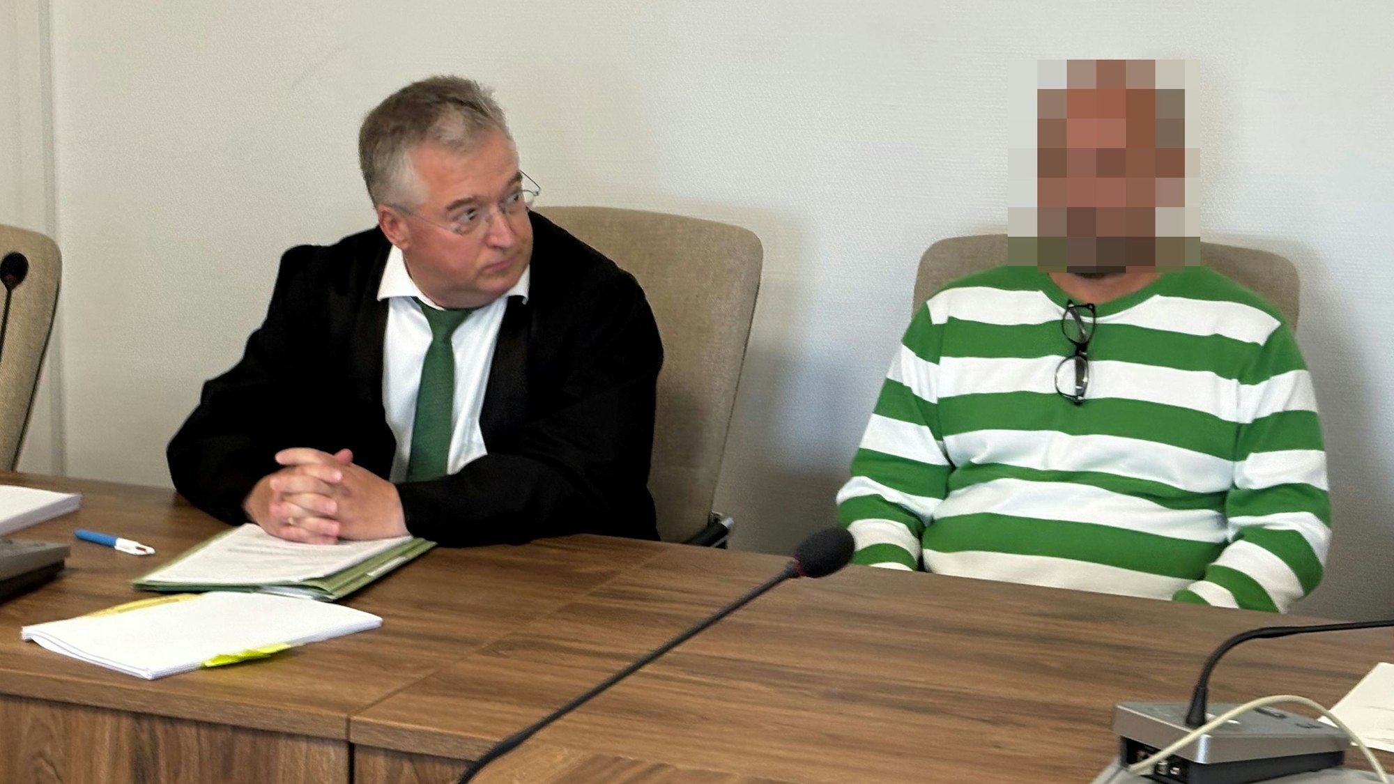 Der Angeklagte mit seinem Verteidiger Lars Leininger beim Prozessauftakt im Landgericht Köln