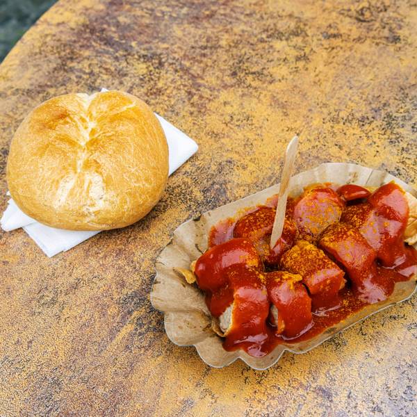 Currywurst mit Brötchen
