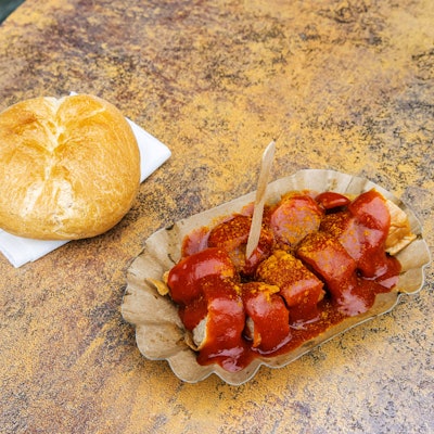 Currywurst mit Brötchen