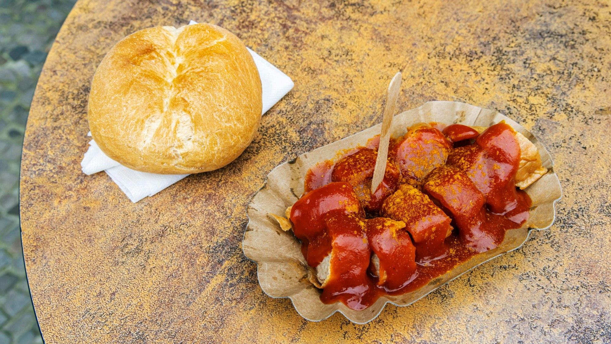 Currywurst mit Brötchen