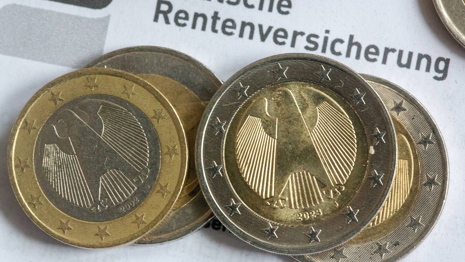 SYMBOLBILD - 24.04.2024, Berlin: Münzen liegen auf einer Renteninformation der Deutschen Rentenversicherung. (zu dpa: «Rentenkasse kann neue Mütterrente wohl erst 2028 auszahlen») Foto: Fernando Gutierrez-Juarez/dpa +++ dpa-Bildfunk +++