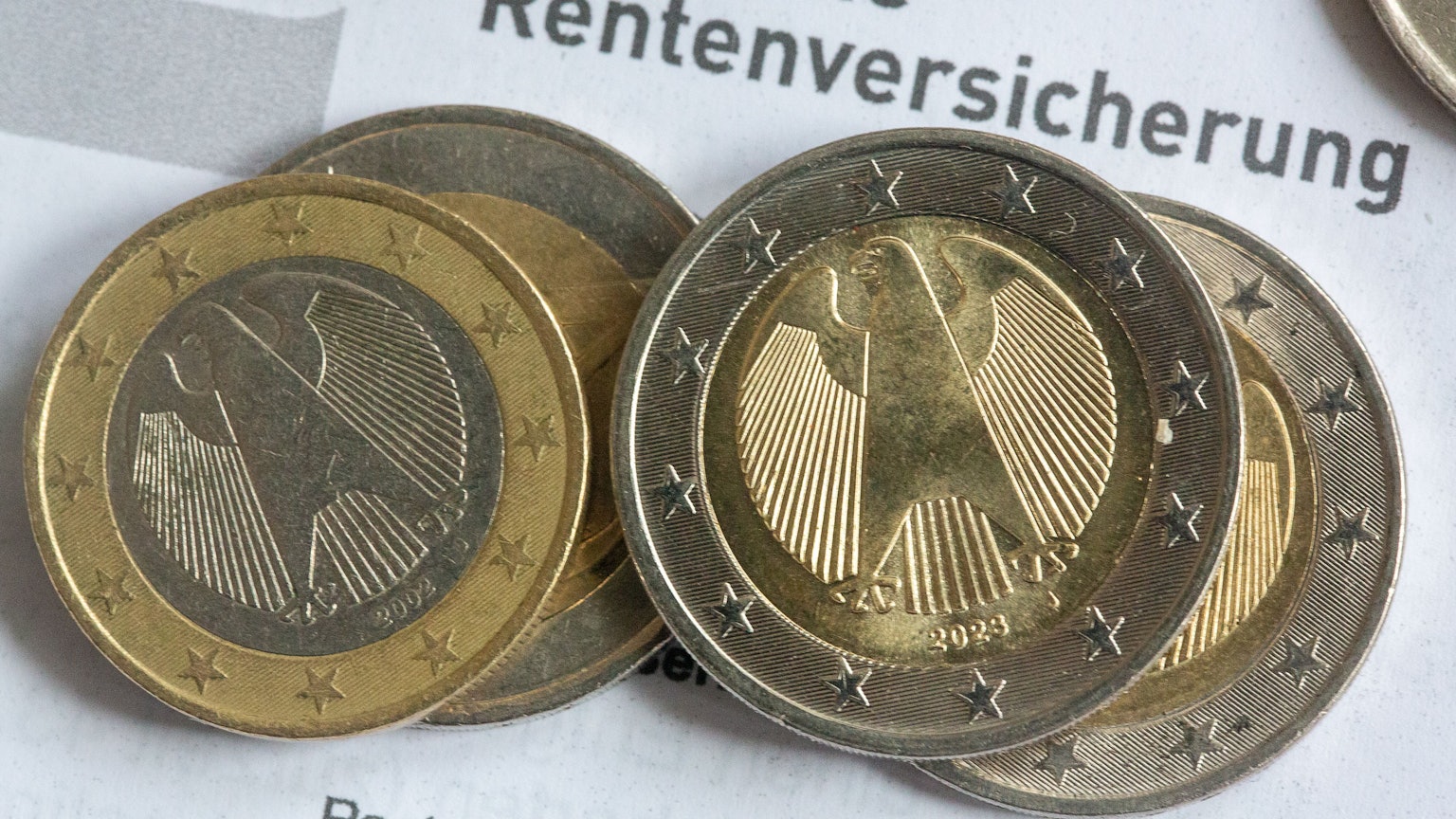 SYMBOLBILD - 24.04.2024, Berlin: Münzen liegen auf einer Renteninformation der Deutschen Rentenversicherung. (zu dpa: «Rentenkasse kann neue Mütterrente wohl erst 2028 auszahlen») Foto: Fernando Gutierrez-Juarez/dpa +++ dpa-Bildfunk +++