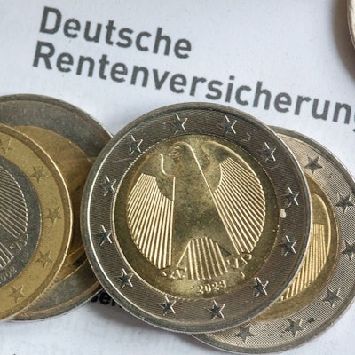 SYMBOLBILD - 24.04.2024, Berlin: Münzen liegen auf einer Renteninformation der Deutschen Rentenversicherung. (zu dpa: «Rentenkasse kann neue Mütterrente wohl erst 2028 auszahlen») Foto: Fernando Gutierrez-Juarez/dpa +++ dpa-Bildfunk +++