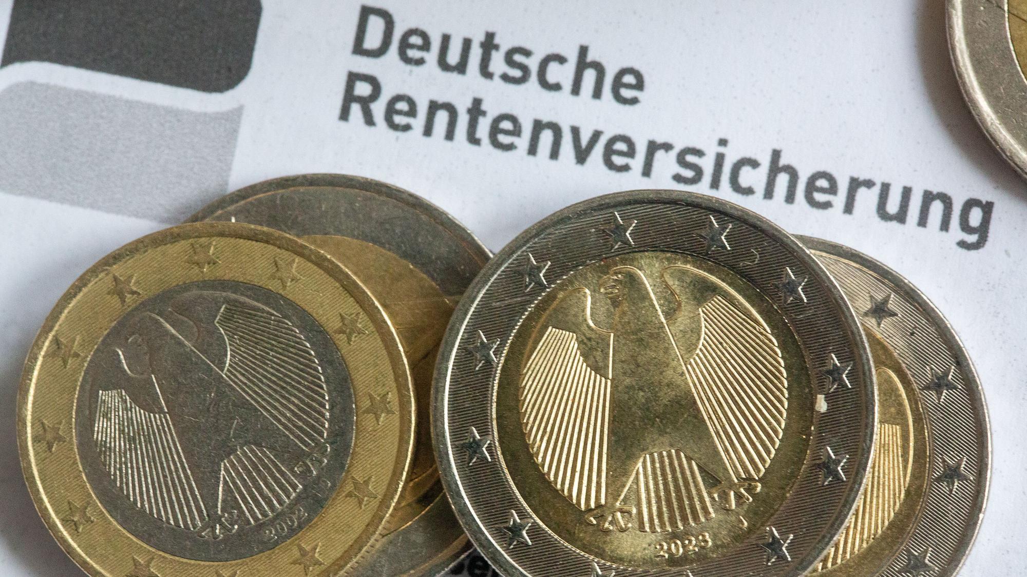SYMBOLBILD - 24.04.2024, Berlin: Münzen liegen auf einer Renteninformation der Deutschen Rentenversicherung. (zu dpa: «Rentenkasse kann neue Mütterrente wohl erst 2028 auszahlen») Foto: Fernando Gutierrez-Juarez/dpa +++ dpa-Bildfunk +++
