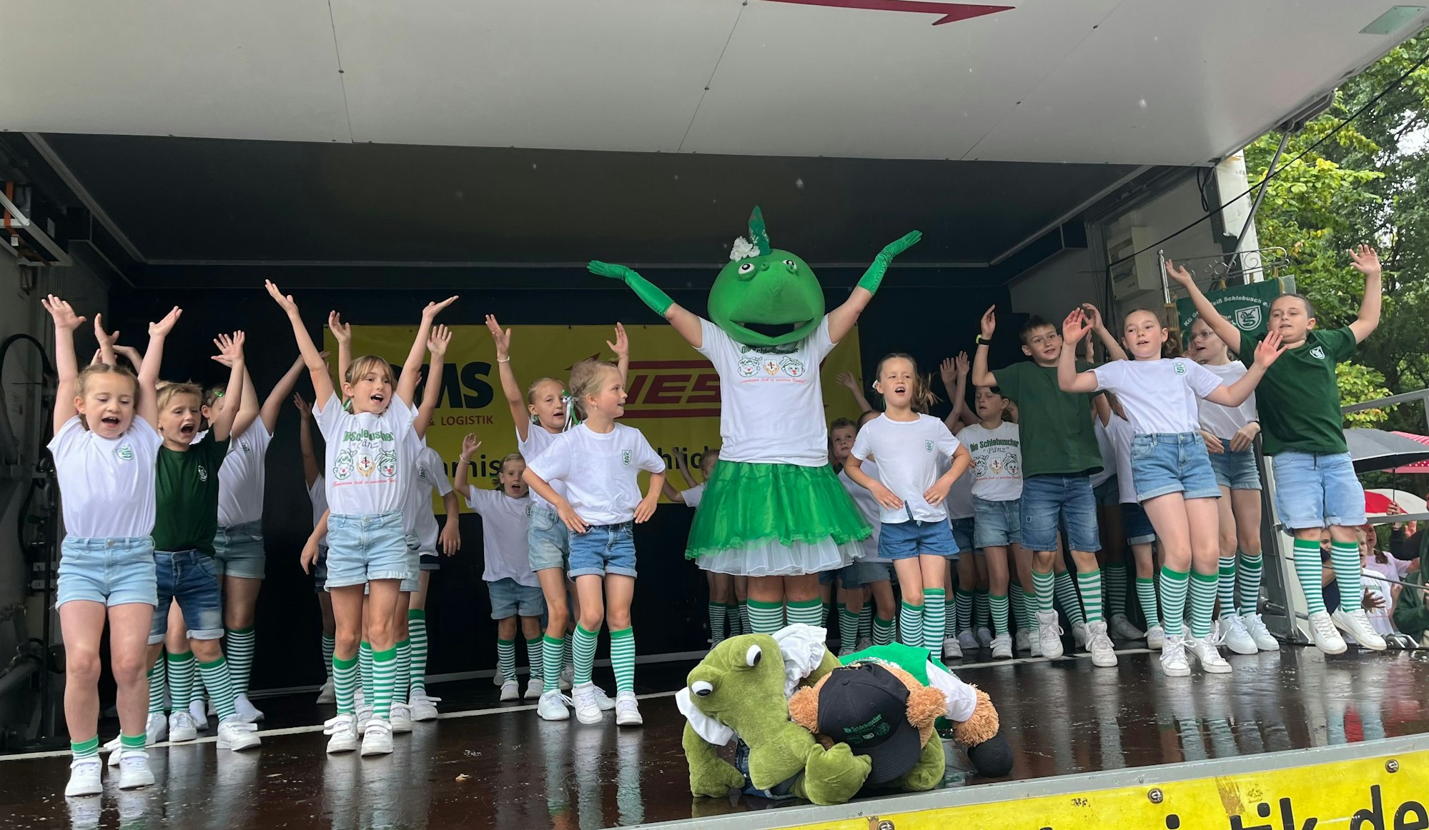 Die Pänz von Grün-Weiß Schlebusch auf der Bühne