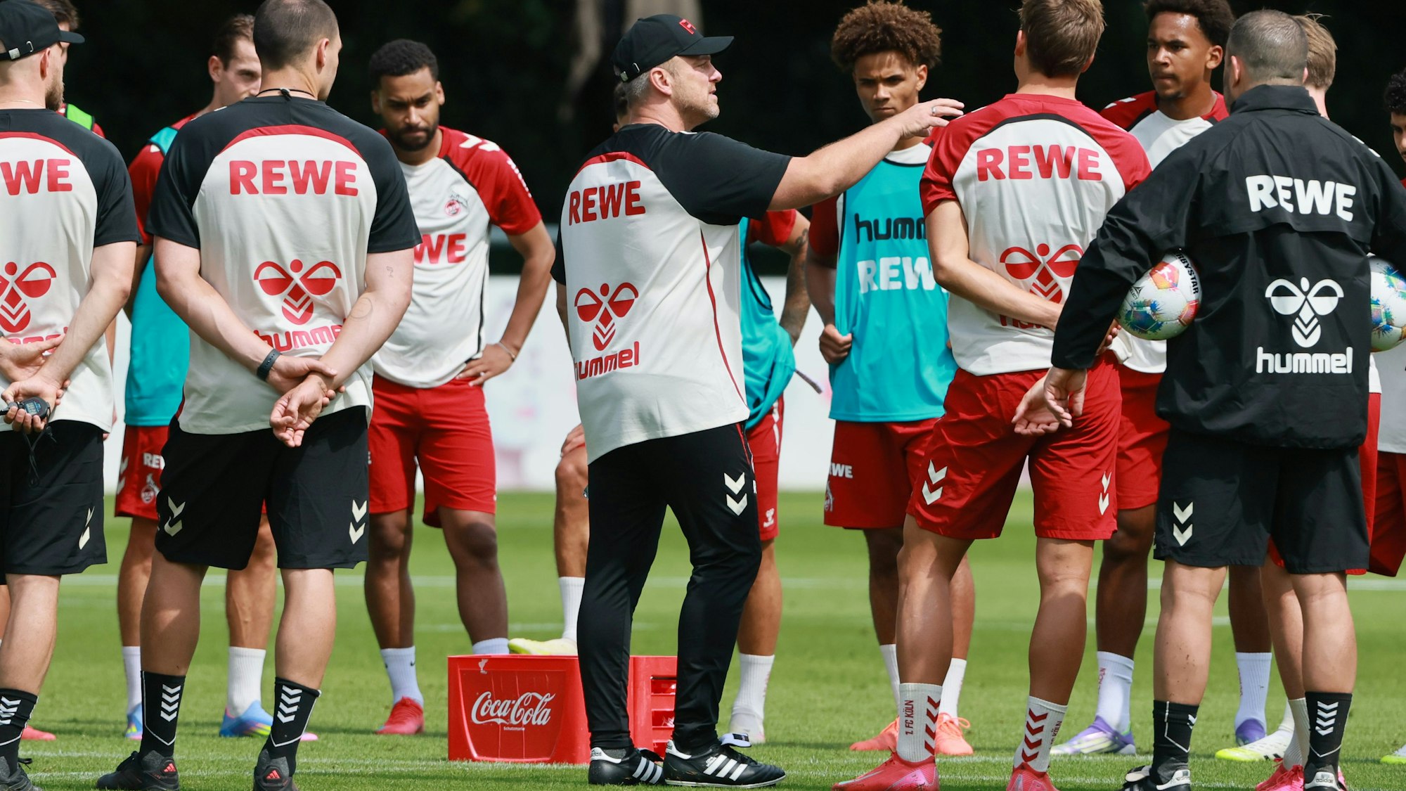 Lukas Kwasniok im Kreise seiner neuen Spieler