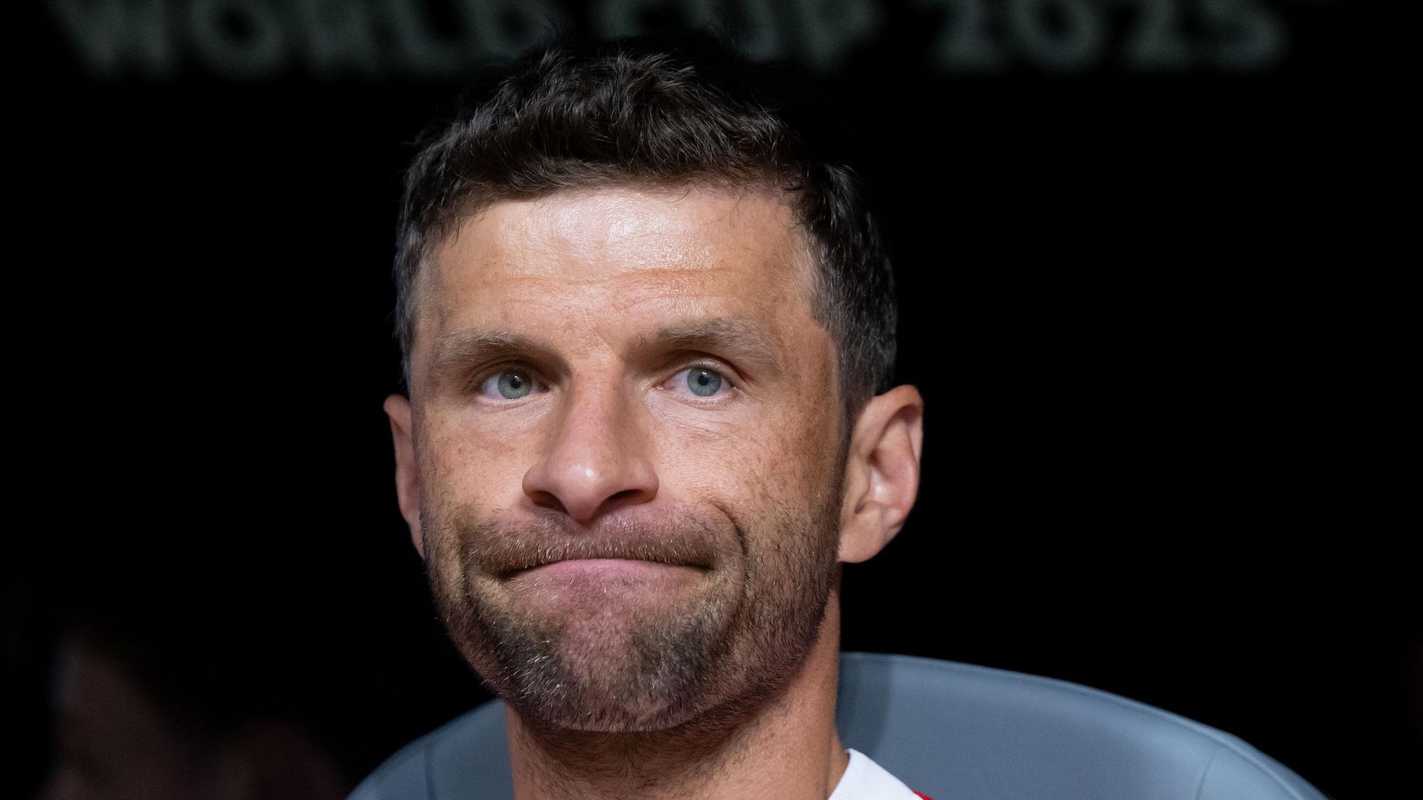 Thomas Müller von München sitzt vor dem Spiel auf der Bank.