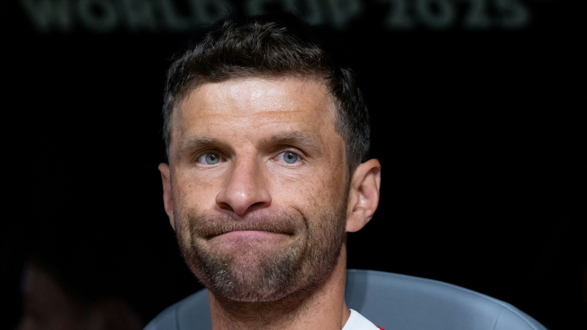 Thomas Müller von München sitzt vor dem Spiel auf der Bank.