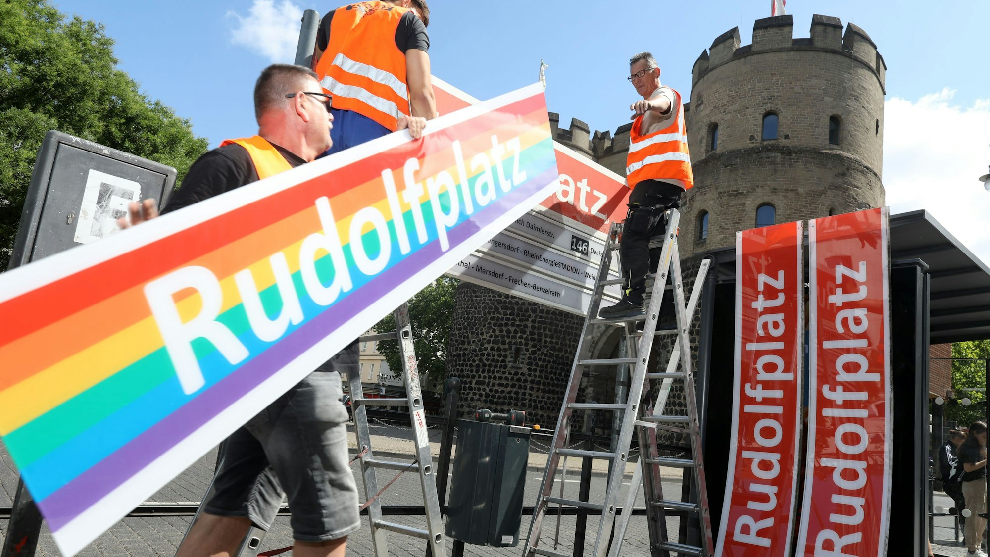 Die KVB hat ihren Schriftzug am Rudolfplatz in ein regenbogenfarbenes Design abgeändert und will so vorerst auch weiterhin ein Zeichen setzen.