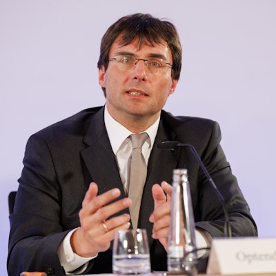 Nordrhein-Westfalens Finanzminister Marcus Optendrenk (CDU) spricht bei einer Pressekonferenz.