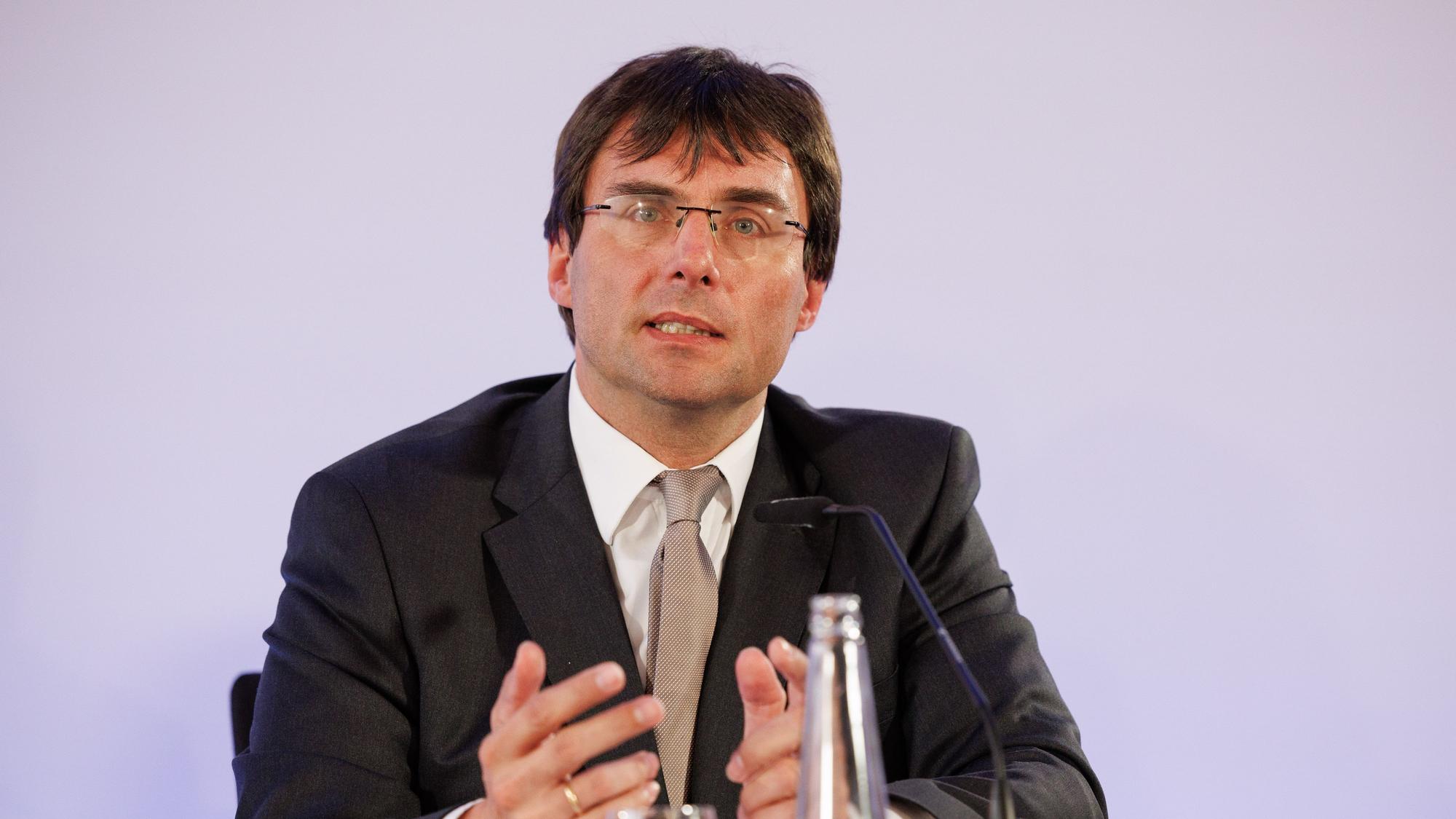 Nordrhein-Westfalens Finanzminister Marcus Optendrenk (CDU) spricht bei einer Pressekonferenz.