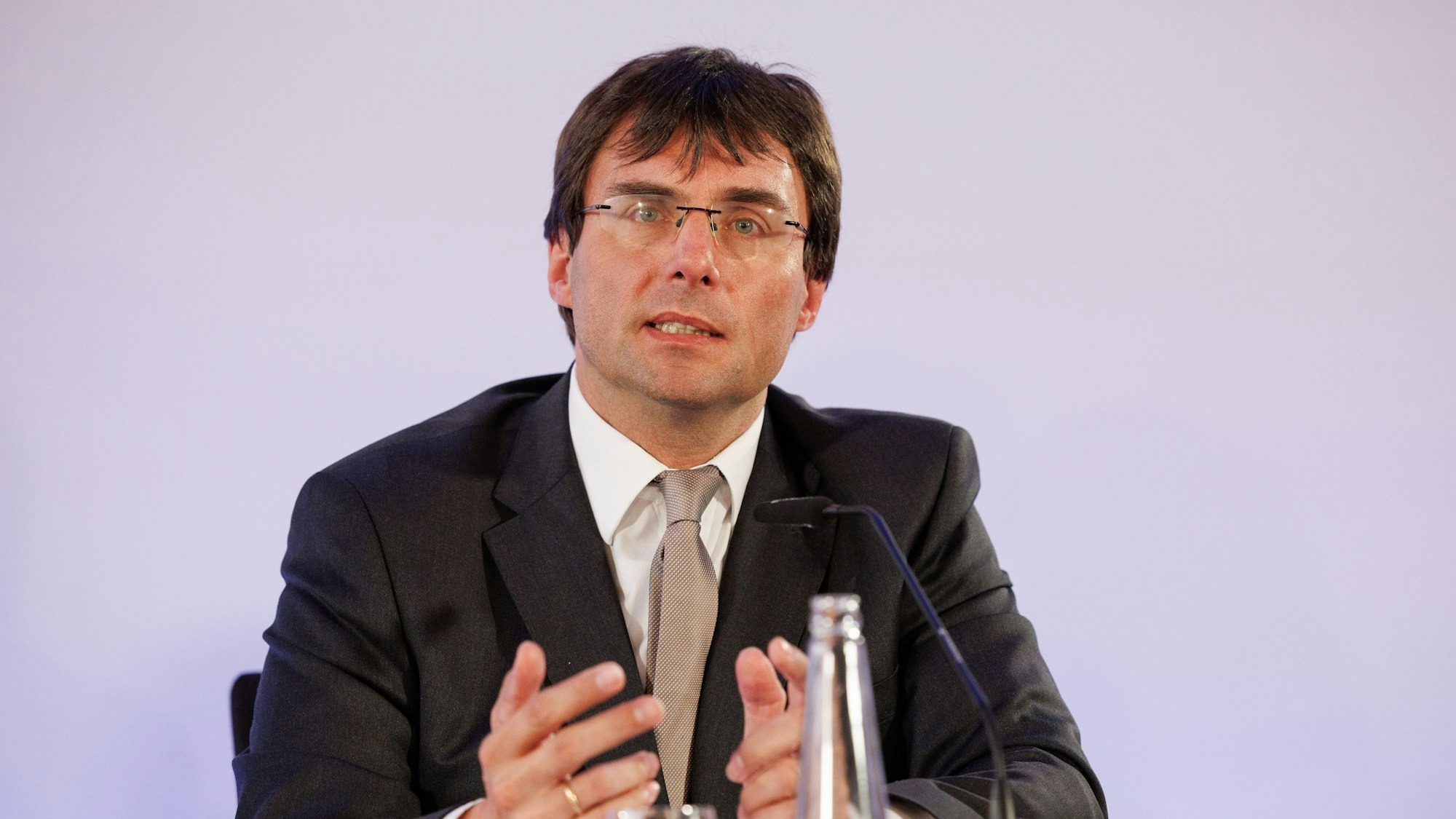 Nordrhein-Westfalens Finanzminister Marcus Optendrenk (CDU) spricht bei einer Pressekonferenz.