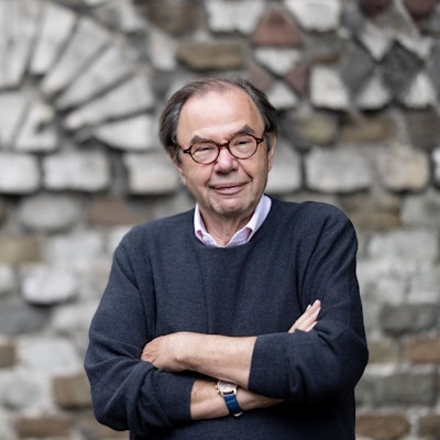 Der Kölner Unter Manfred Wefers hat in den ehemaligen Räumen eines Studenhotels eine Pop Up Galeir eröffnet, das Haus steht nah an der alten römischen Mauer.