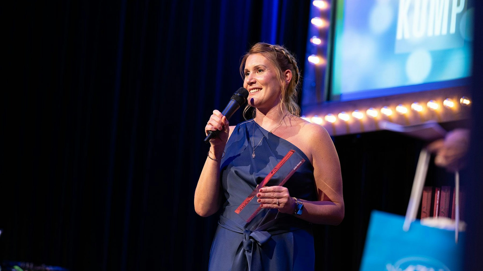 Premiere des Macherinnen-Award im Senftöpfchen Theater am 08.07.2025
Das Kölner „Macherinnen“-Business-Netzwerk für Frauen hat in Kooperation mit „Kölner Stadt-Anzeiger“, „Kölnische Rundschau“ und Radio Köln zum ersten Mal den Macherinnen-Award verliehen.