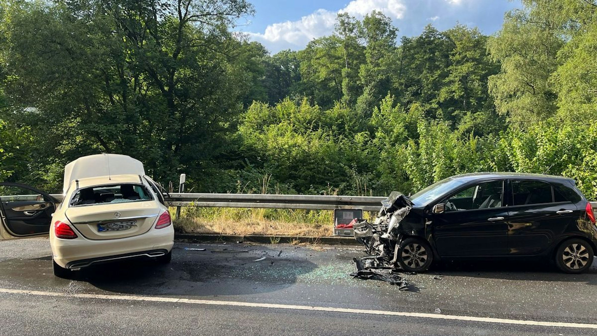 Auf einer nassen Fahrbahn ist es zu einem schweren Verkehrsunfall gekommen.