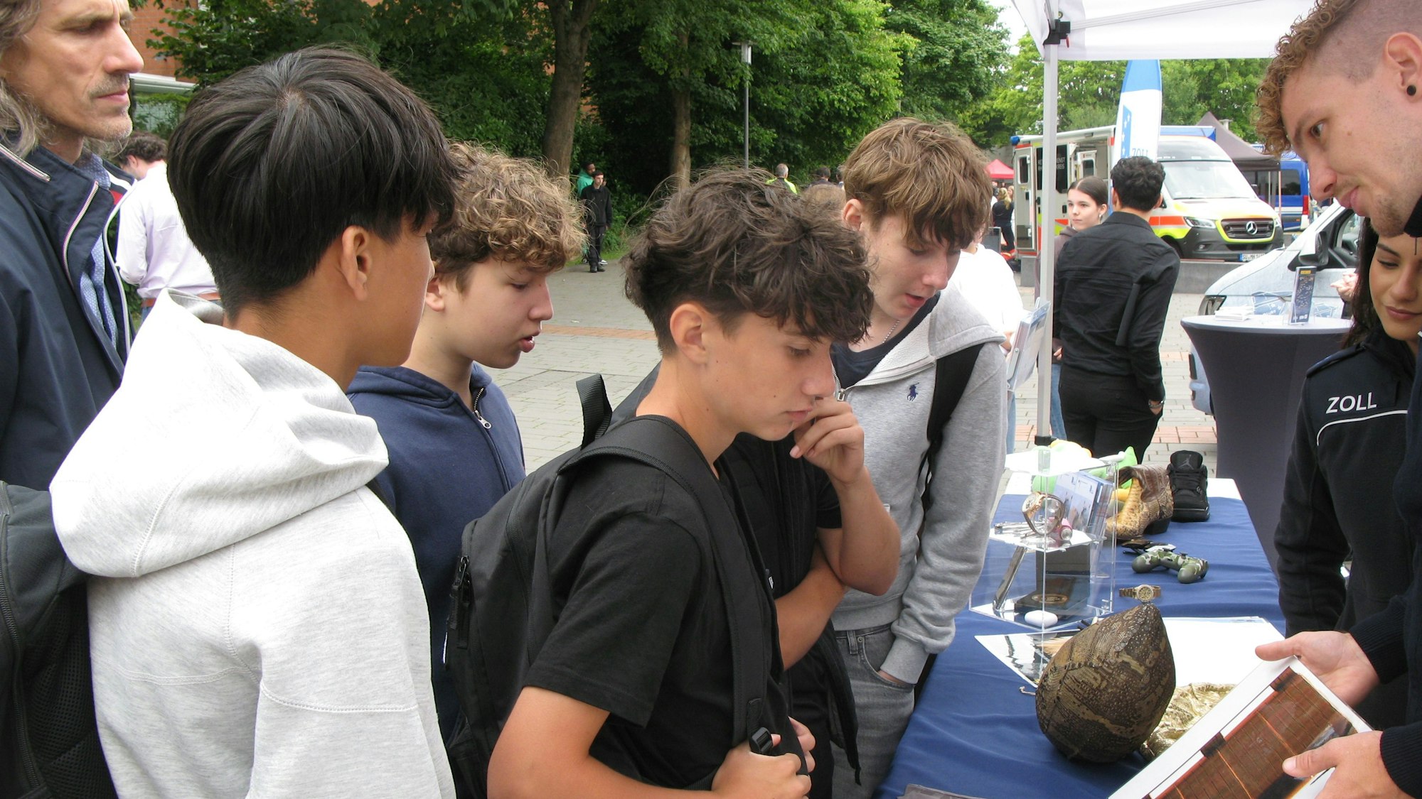 Gerätselt werden durfte am Stand des Zolls, der verschiedene Asservate mitgebracht hatte.