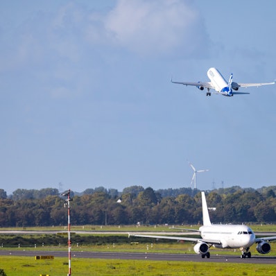 Passagierflugzeuge starten vom Flughafen.