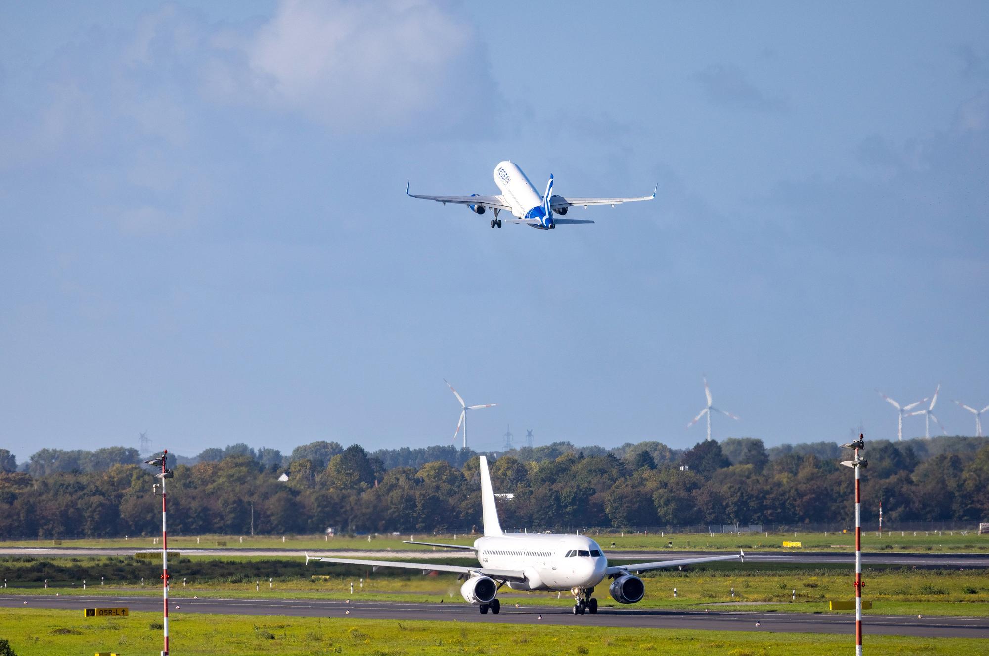 Passagierflugzeuge starten vom Flughafen.