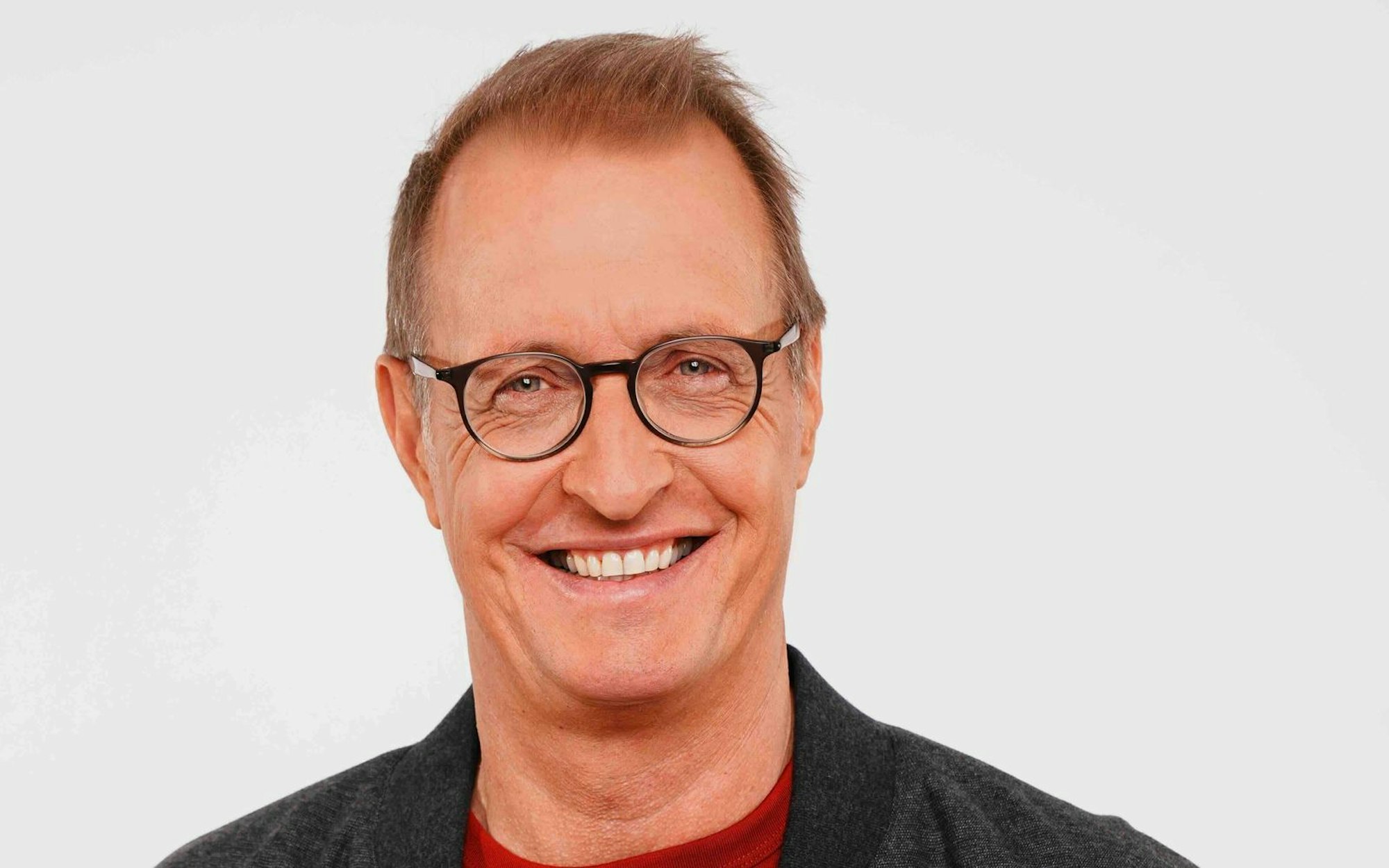 Auch RTL-Sport-Urgestein Florian König steht als Moderator der Samstagabendspiele bei RTL und Nitro bereit. (Bild: RTL / Lena-Luise Grellert / Anne Werner)