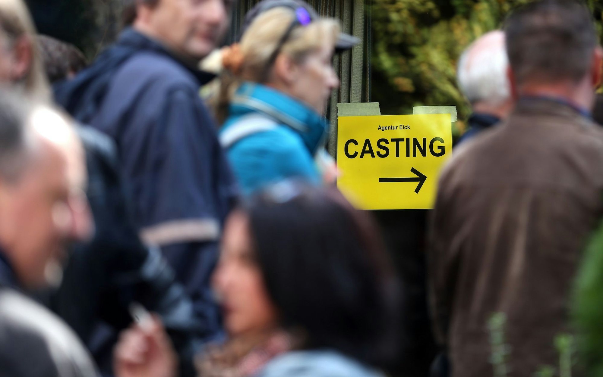 Einsatz im Hintergrund: Komparsinnen und Komparsen beleben Filmszenen als Passanten oder Gäste.