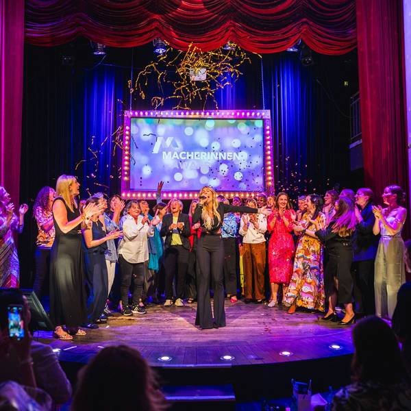 Premiere des Macherinnen-Award im Senftöpfchen Theater am 08.07.2025
Das Kölner „Macherinnen“-Business-Netzwerk für Frauen hat in Kooperation mit „Kölner Stadt-Anzeiger“, „Kölnische Rundschau“ und Radio Köln zum ersten Mal den Macherinnen-Award verliehen.