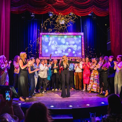 Premiere des Macherinnen-Award im Senftöpfchen Theater am 08.07.2025
Das Kölner „Macherinnen“-Business-Netzwerk für Frauen hat in Kooperation mit „Kölner Stadt-Anzeiger“, „Kölnische Rundschau“ und Radio Köln zum ersten Mal den Macherinnen-Award verliehen.
