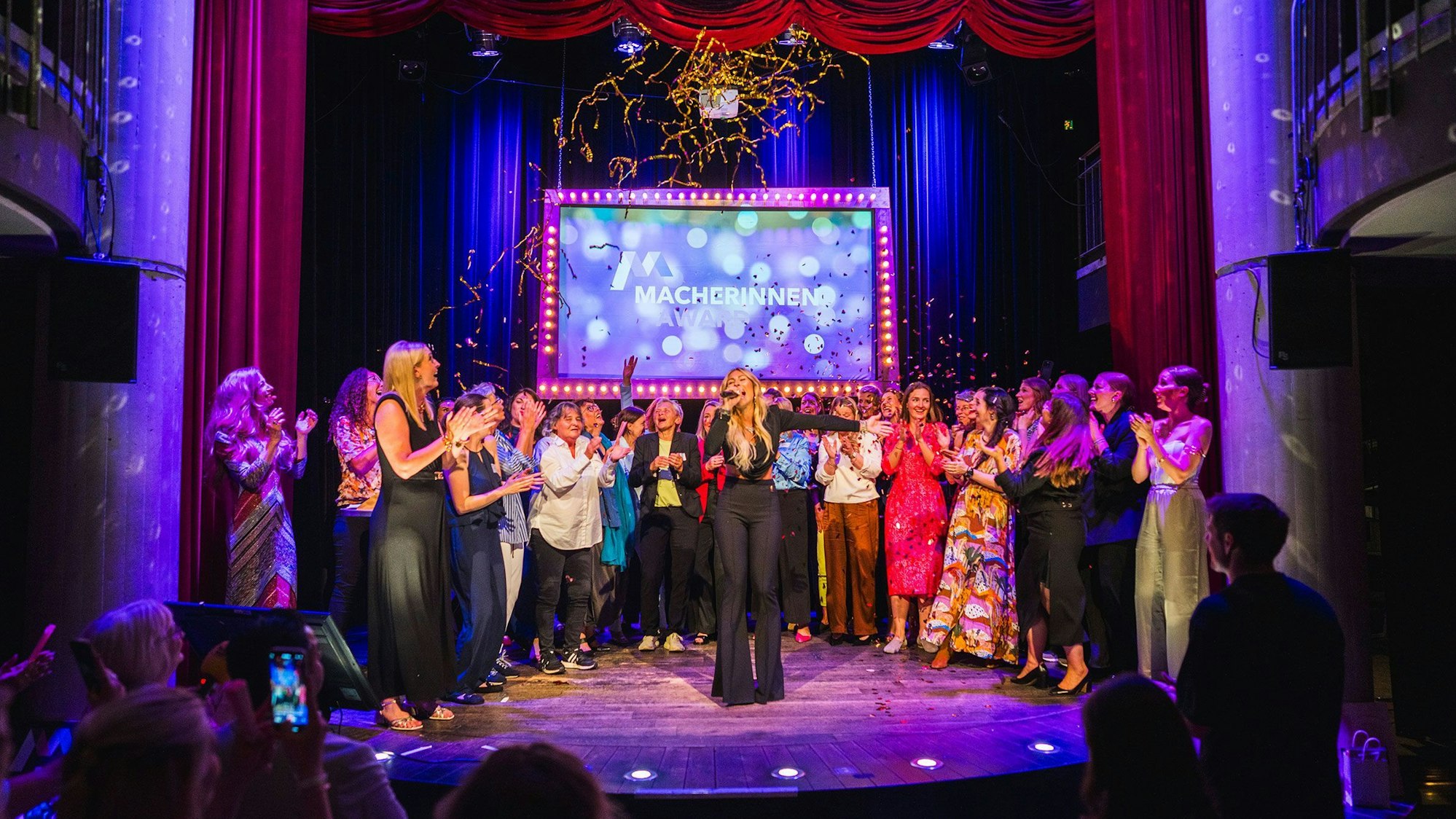 Premiere des Macherinnen-Award im Senftöpfchen Theater am 08.07.2025
Das Kölner „Macherinnen“-Business-Netzwerk für Frauen hat in Kooperation mit „Kölner Stadt-Anzeiger“, „Kölnische Rundschau“ und Radio Köln zum ersten Mal den Macherinnen-Award verliehen.