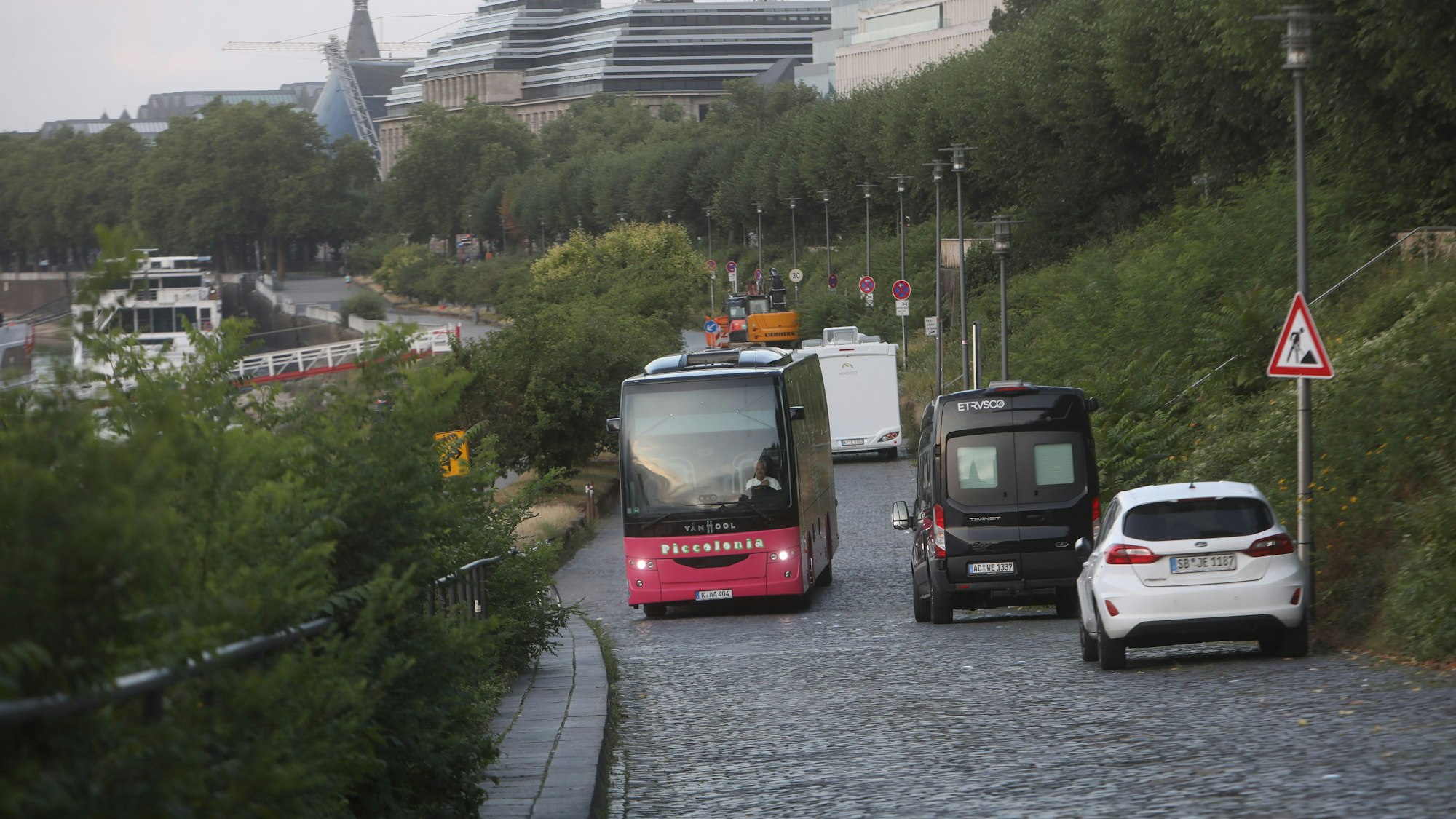 09.07.2025, Köln: Markus Klein, Inhaber des Busunternehmens Piccolonia, zeigt uns am Rheinufer, wie man mit einem Reisebus problemlos zu den Kreuzfahrtschiffen kommt. Die Stadt behauptet das Gegenteil. Foto: Arton Krasniqi