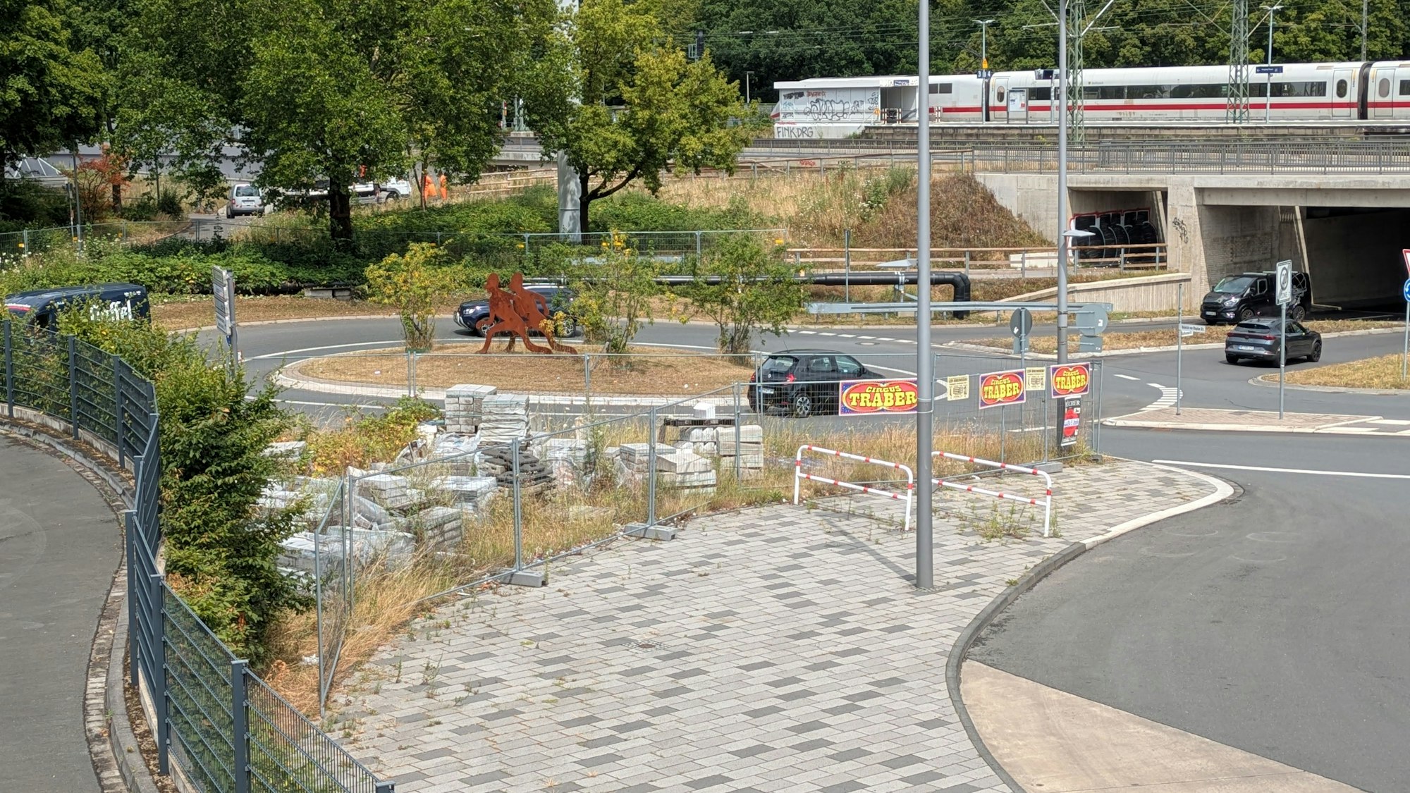 Baumaterial liegt auf einer abgezäunten Fläche am Busbahnhof Leverkusen.