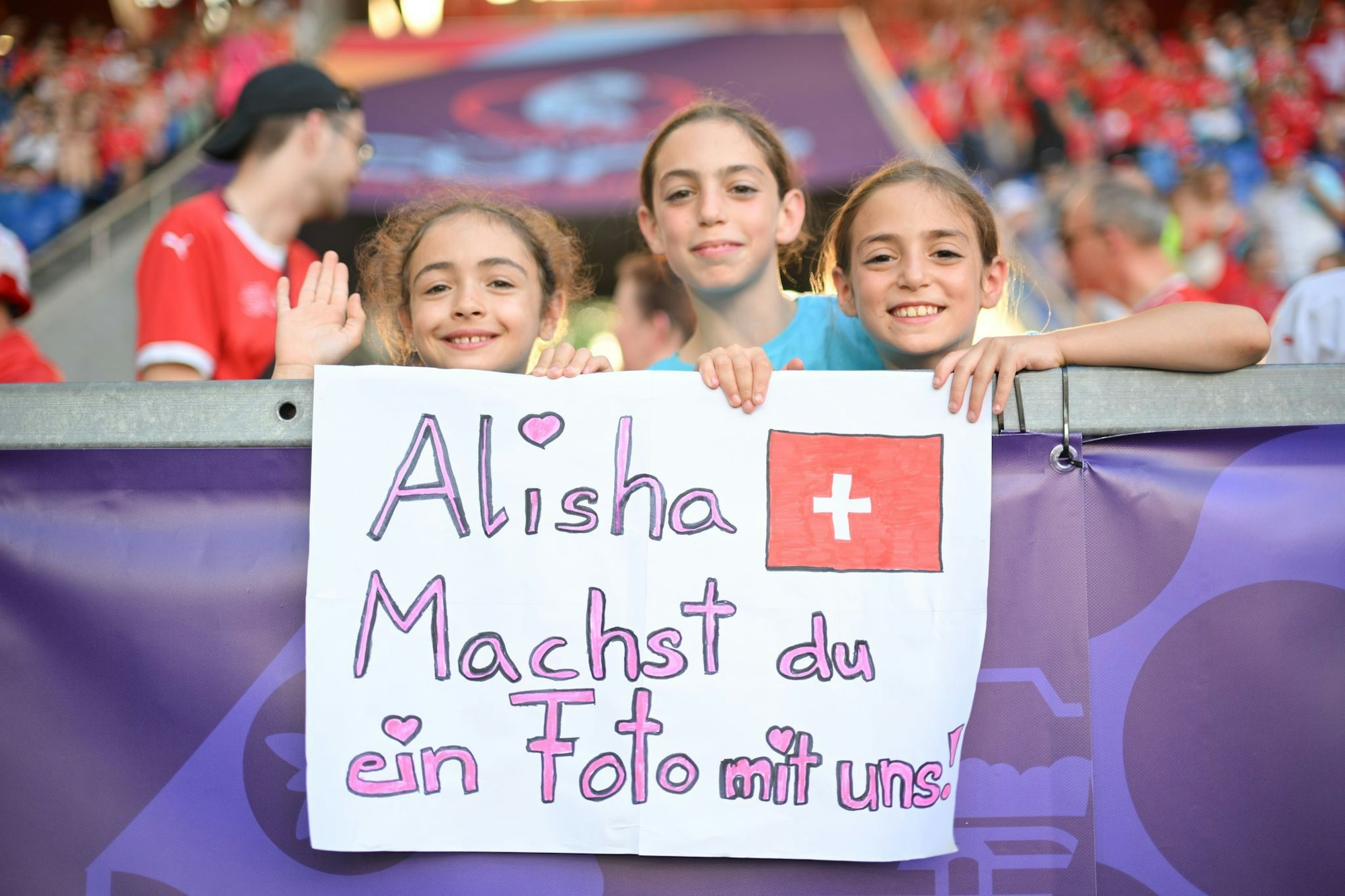 Junge Fans der Schweizer Spielerin Alisha Lehmann.