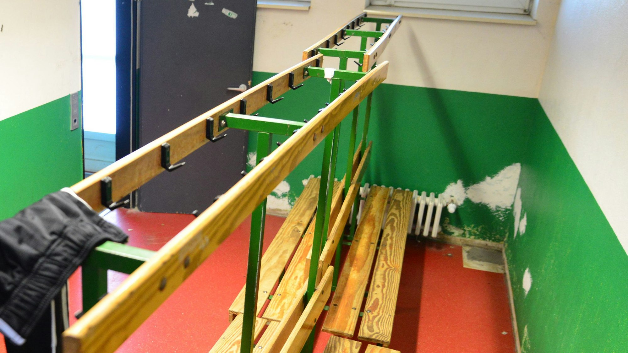 Das Bild zeigt eine Umkleidekabine.