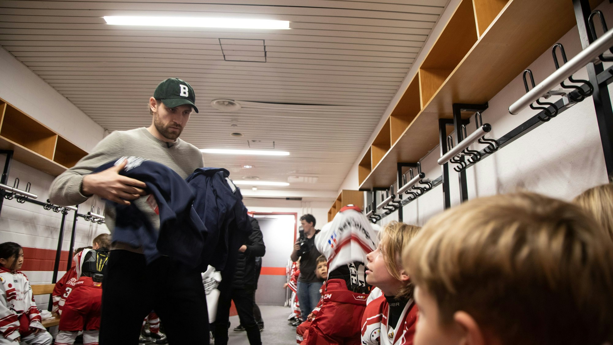 Das Bild zeigt den NHL-Profi Leon Draisaitl bei seinem Besuch in Köln. Foto: Daniel Schäfer