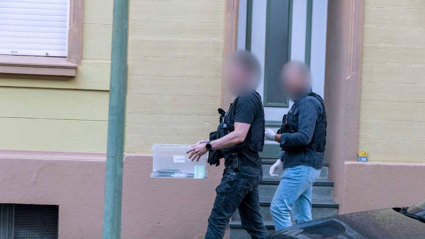 Zur Verhinderung eines mutmaßlich geplanten islamistisch-terroristisch motivierten Anschlags durchsuchen Spezialeinheiten der Polizei mehrere Objekte in verschiedenen Städten in Nordrhein-Westfalen.
