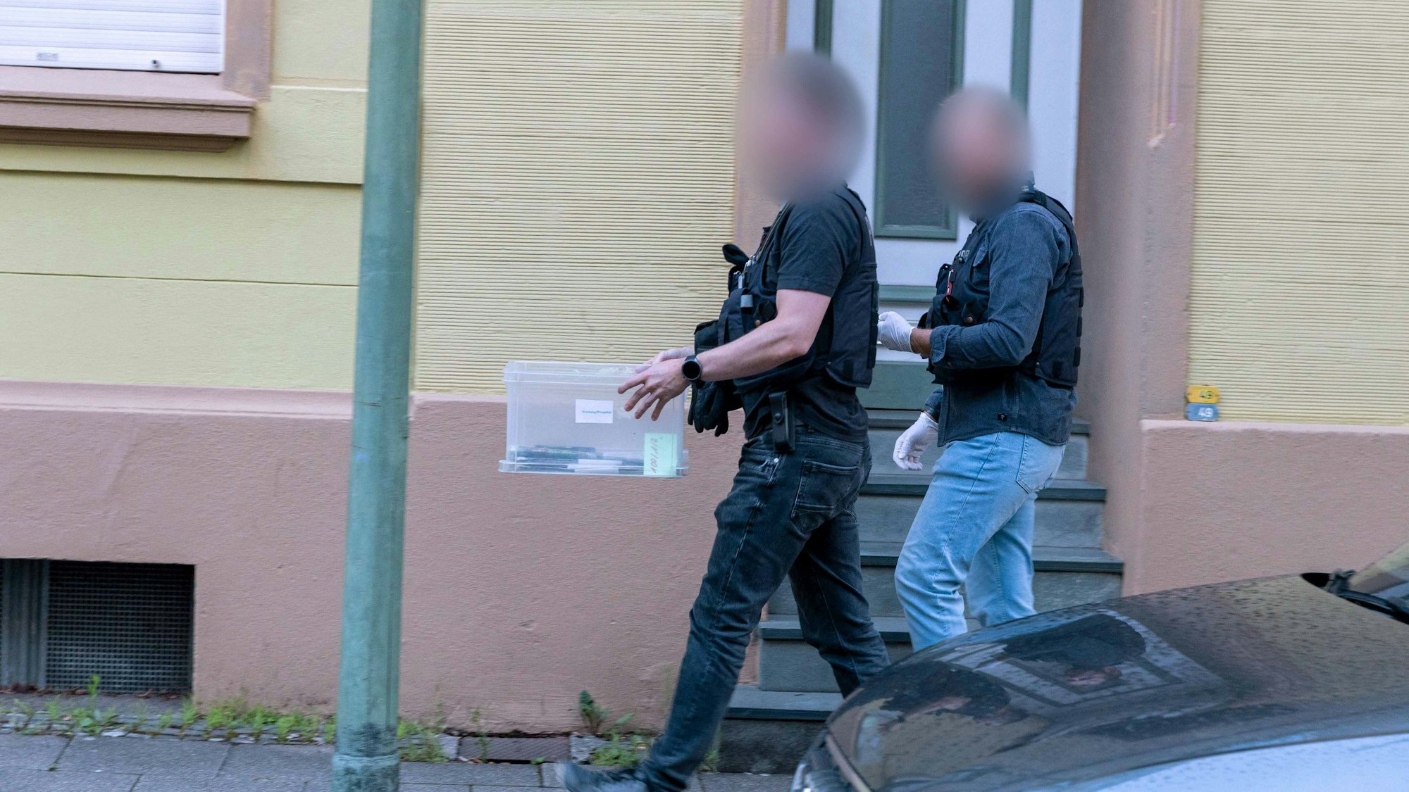 Zur Verhinderung eines mutmaßlich geplanten islamistisch-terroristisch motivierten Anschlags durchsuchen Spezialeinheiten der Polizei mehrere Objekte in verschiedenen Städten in Nordrhein-Westfalen.
