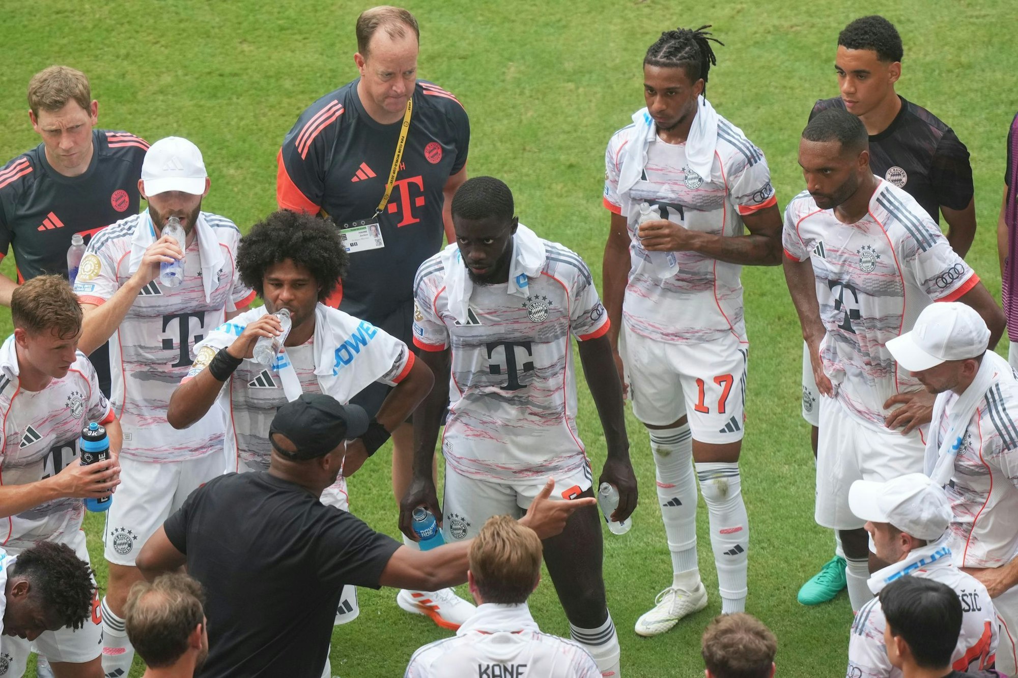 Trinken ist wichtig. Und Trinkpausen können die Trainer auch für taktische Korrekturen nutzen, wie hier Bayern-Coach Vincent Kompany (unten links).
