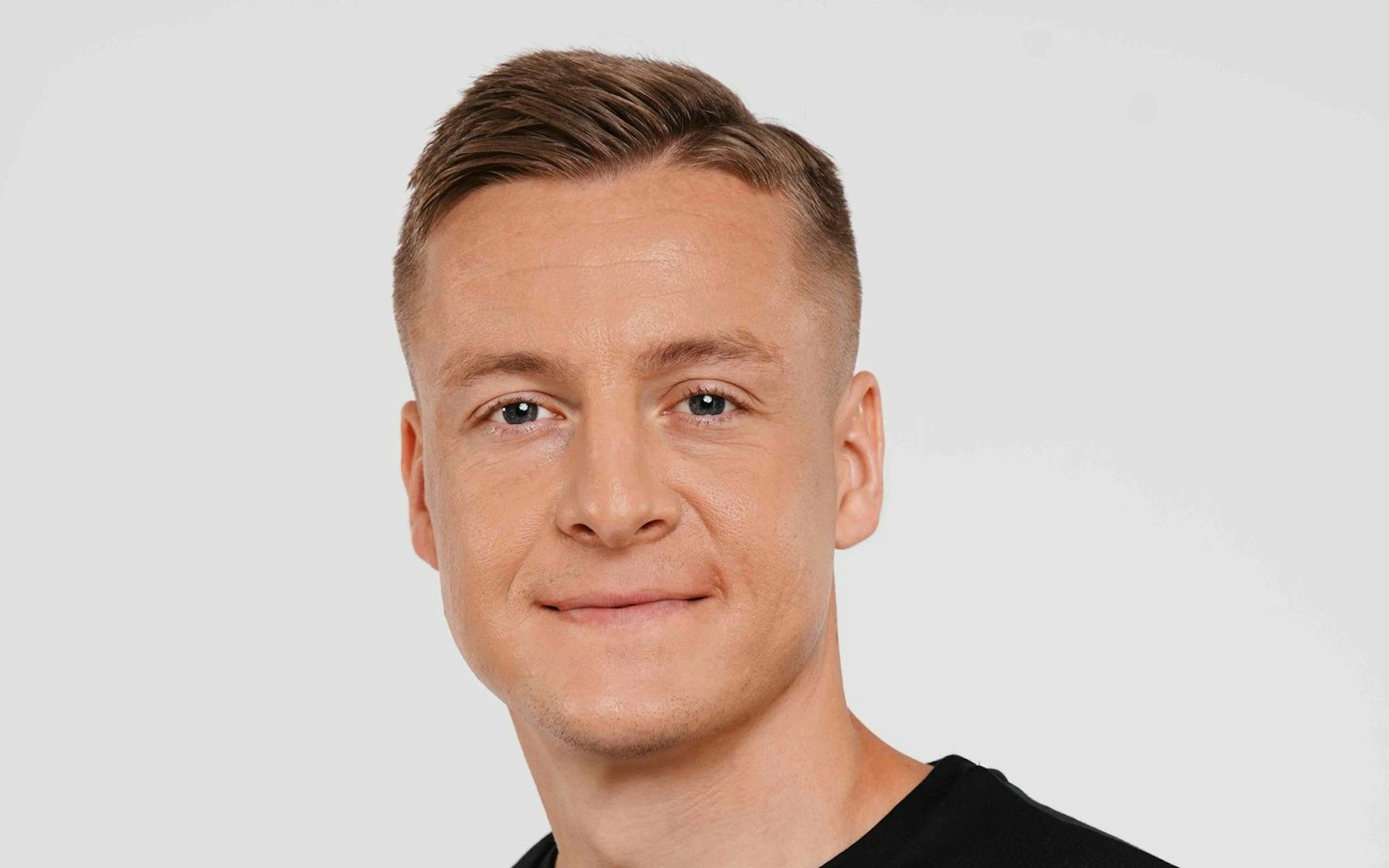 Felix Kroos, der selbst in der 2. Bundesliga gespielt hat, wird die Topspiele am Samstagabend durch sein Expertenwissen bereichern. Neben ihm steht auch der ehemalige Stürmerstar und heutige Trainer Patrick Helmes als Experte bereit. (Bild: RTL / Lena-Luise Grellert / Anne Werner)