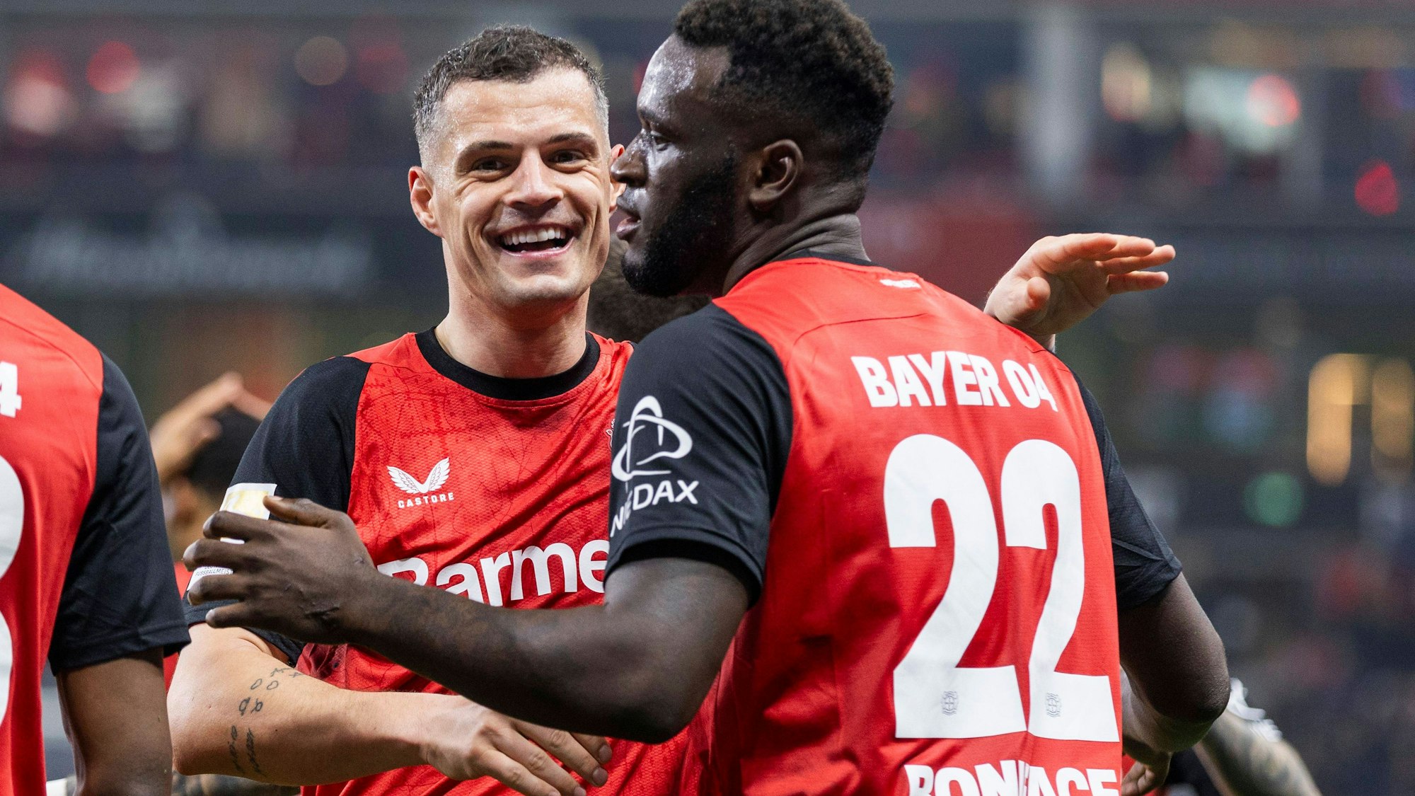 Leverkusens Granit Xhaka jubelt mit Victor Boniface (r.)