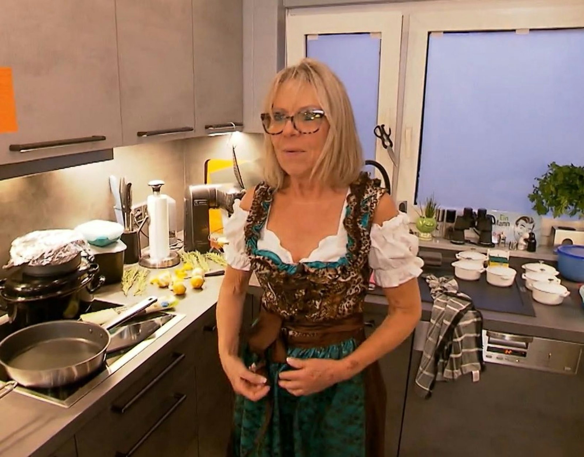Schicke Gastgeberin im Dirndl: Babs (66) schwört auf regionale Eigenheiten. (Bild: RTL)