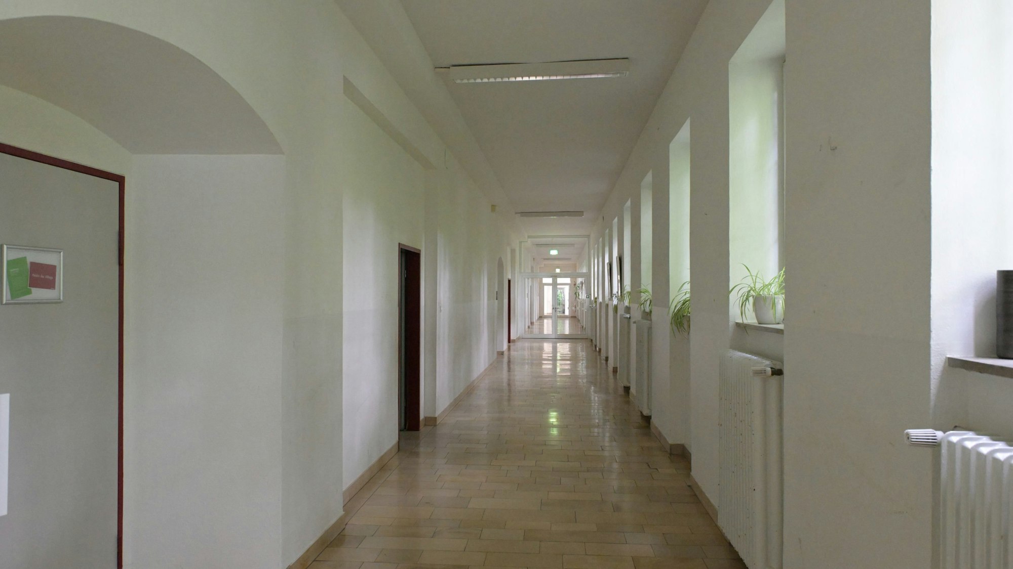 Von dem langen Flur gehen die Klassenzimmer ab.